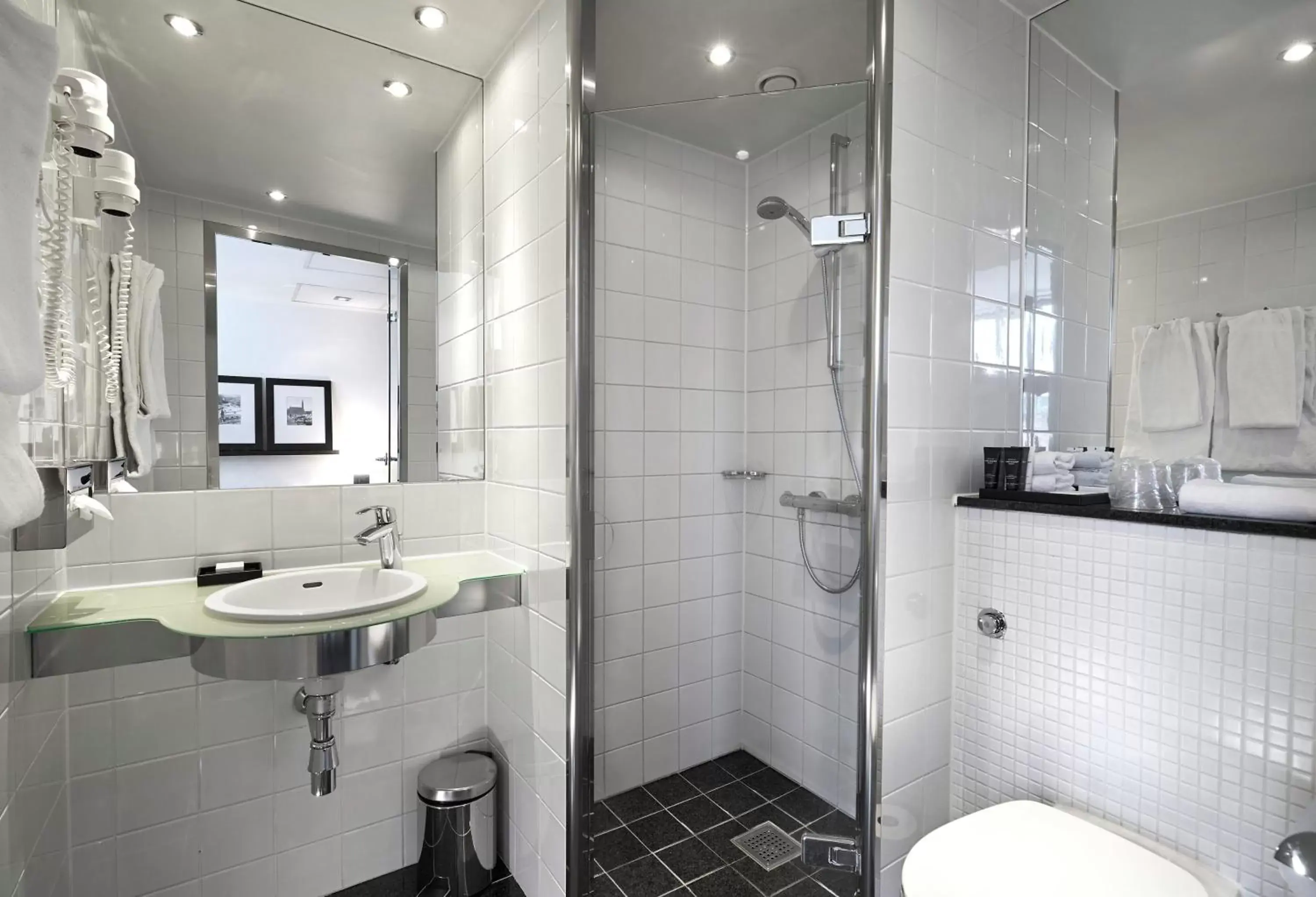 Shower, Bathroom in The Square