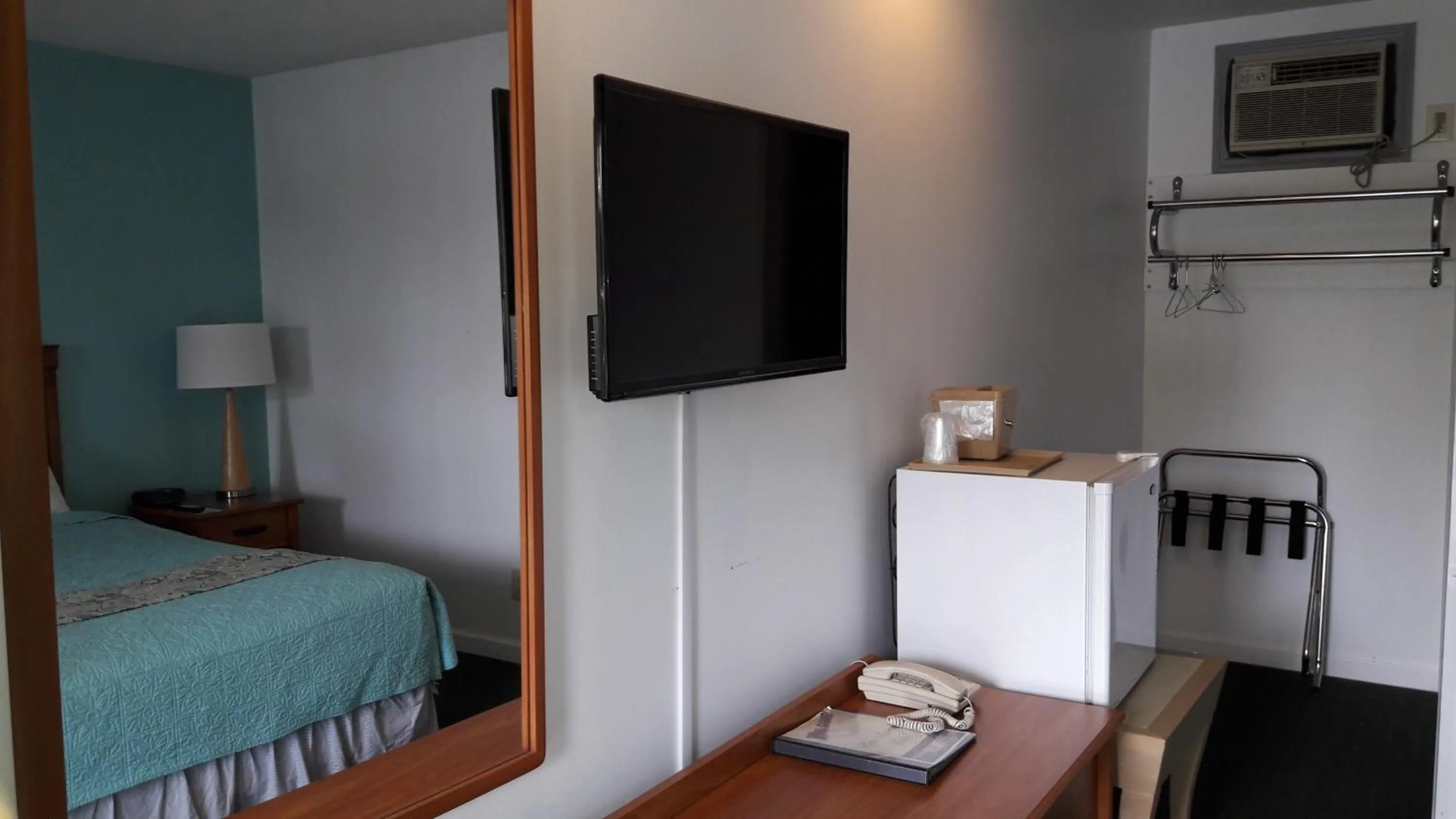 Day, Bed in Pinebrook Motel