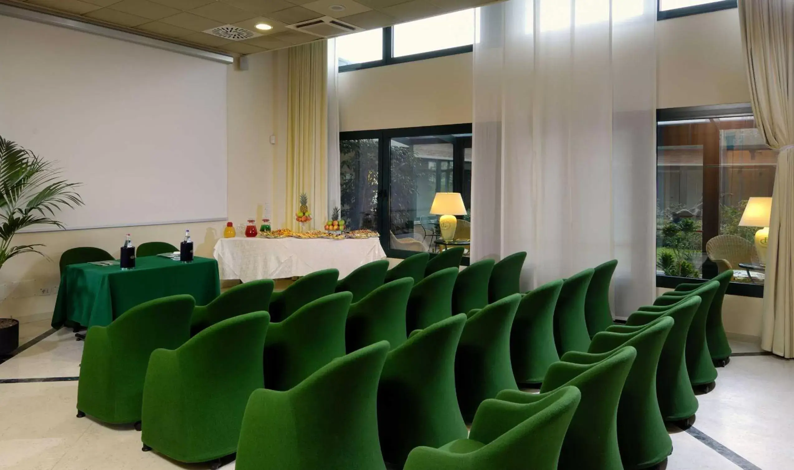 Business facilities in Phi Hotel Emilia