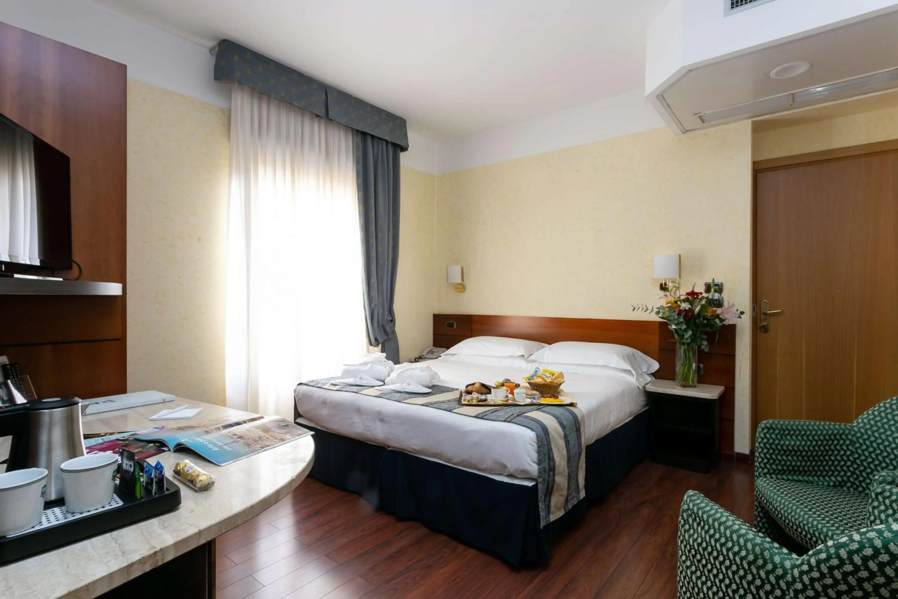 Photo of the whole room, Bed in Hotel Mirage Sure Hotel Collection by Best Western