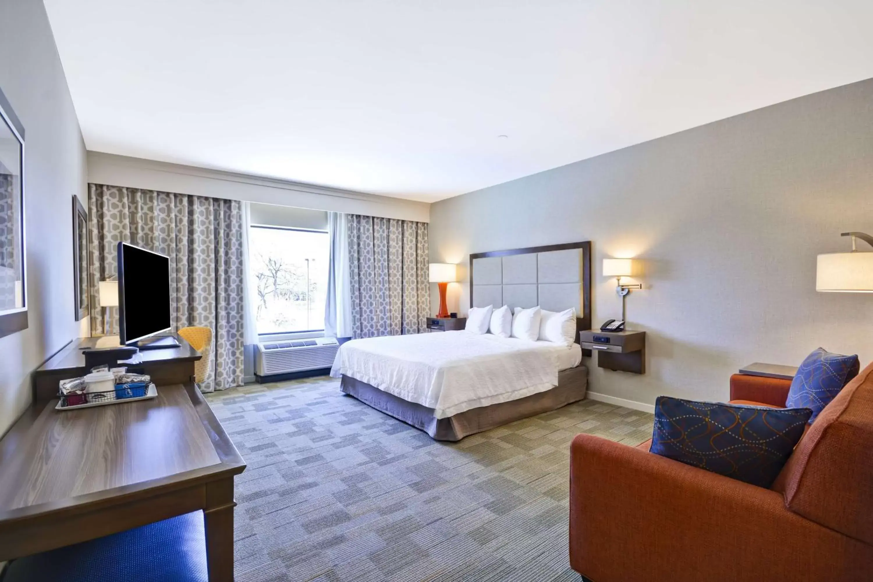 Bedroom in Hampton Inn & Suites Dallas/Plano-East