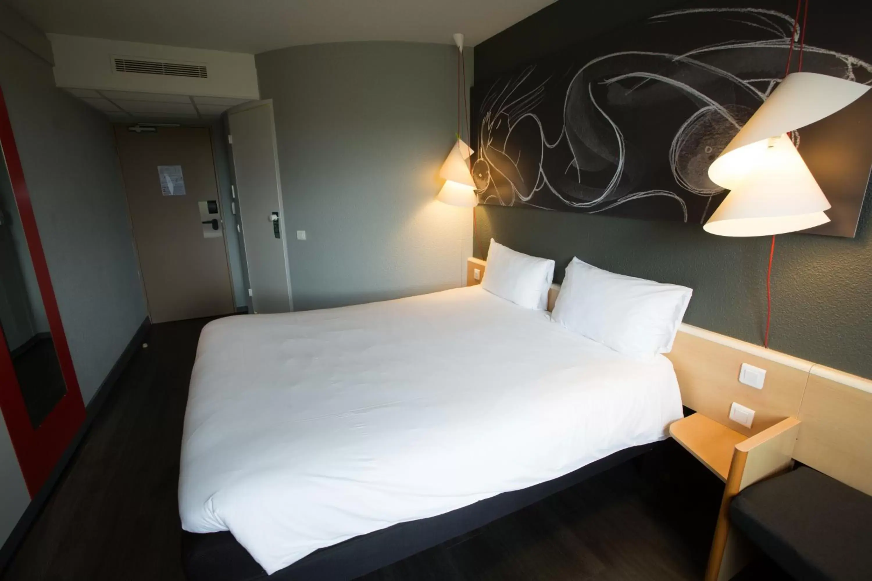 Photo of the whole room, Bed in ibis Cherbourg La Glacerie