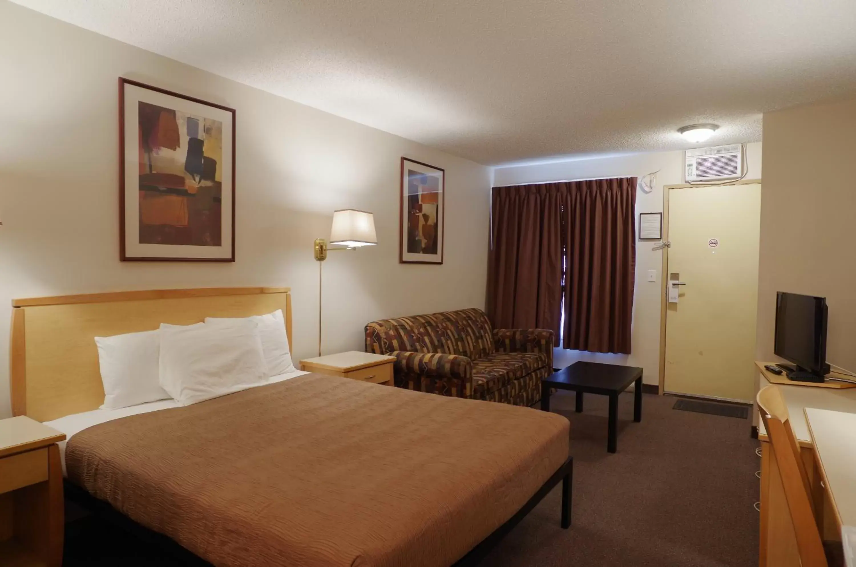 Bed in Canadas Best Value Inn and Suites Fernie