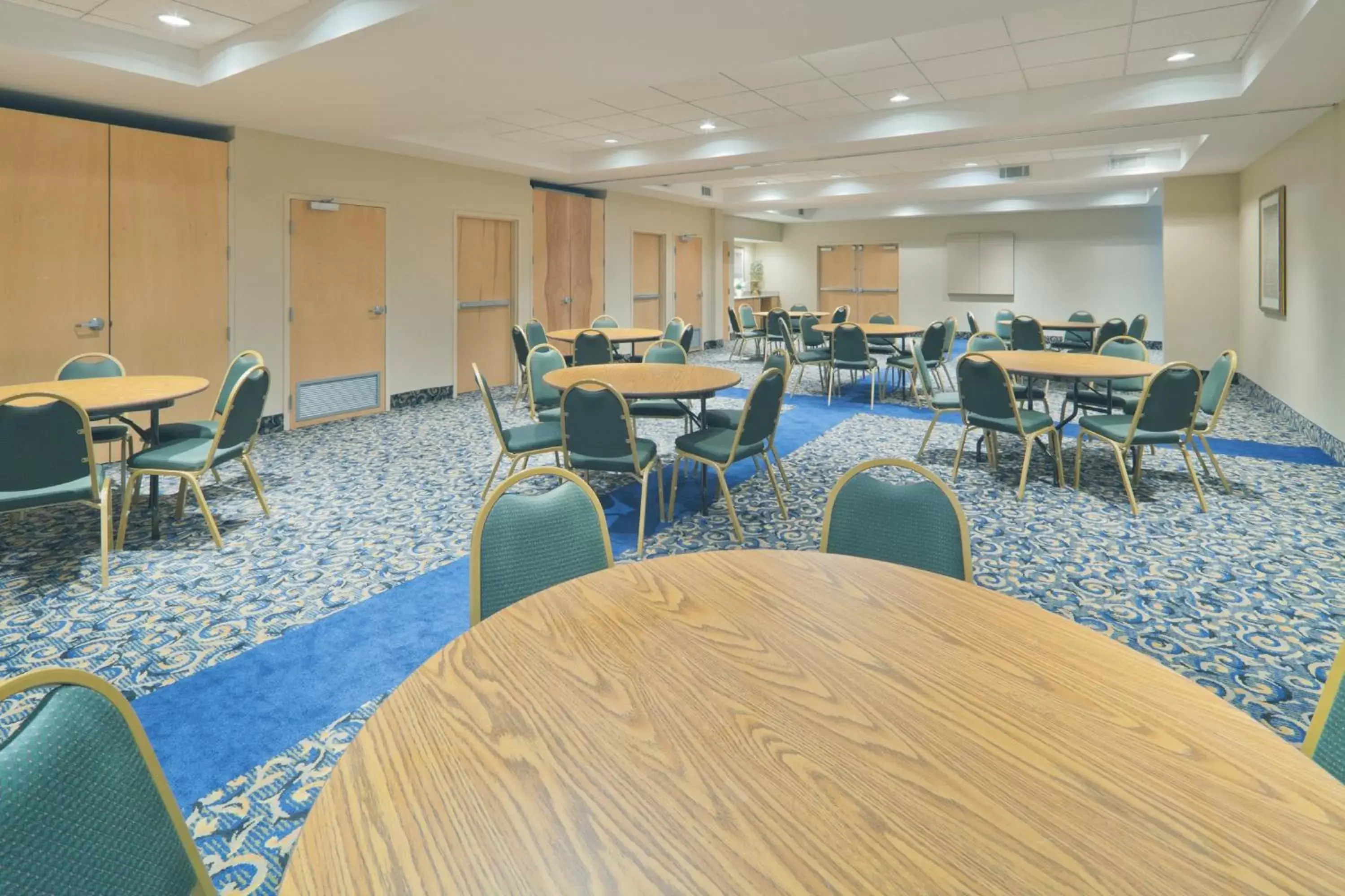 Meeting/conference room, Restaurant/Places to Eat in Holiday Inn Express Hotel & Suites Memphis Southwind, an IHG Hotel