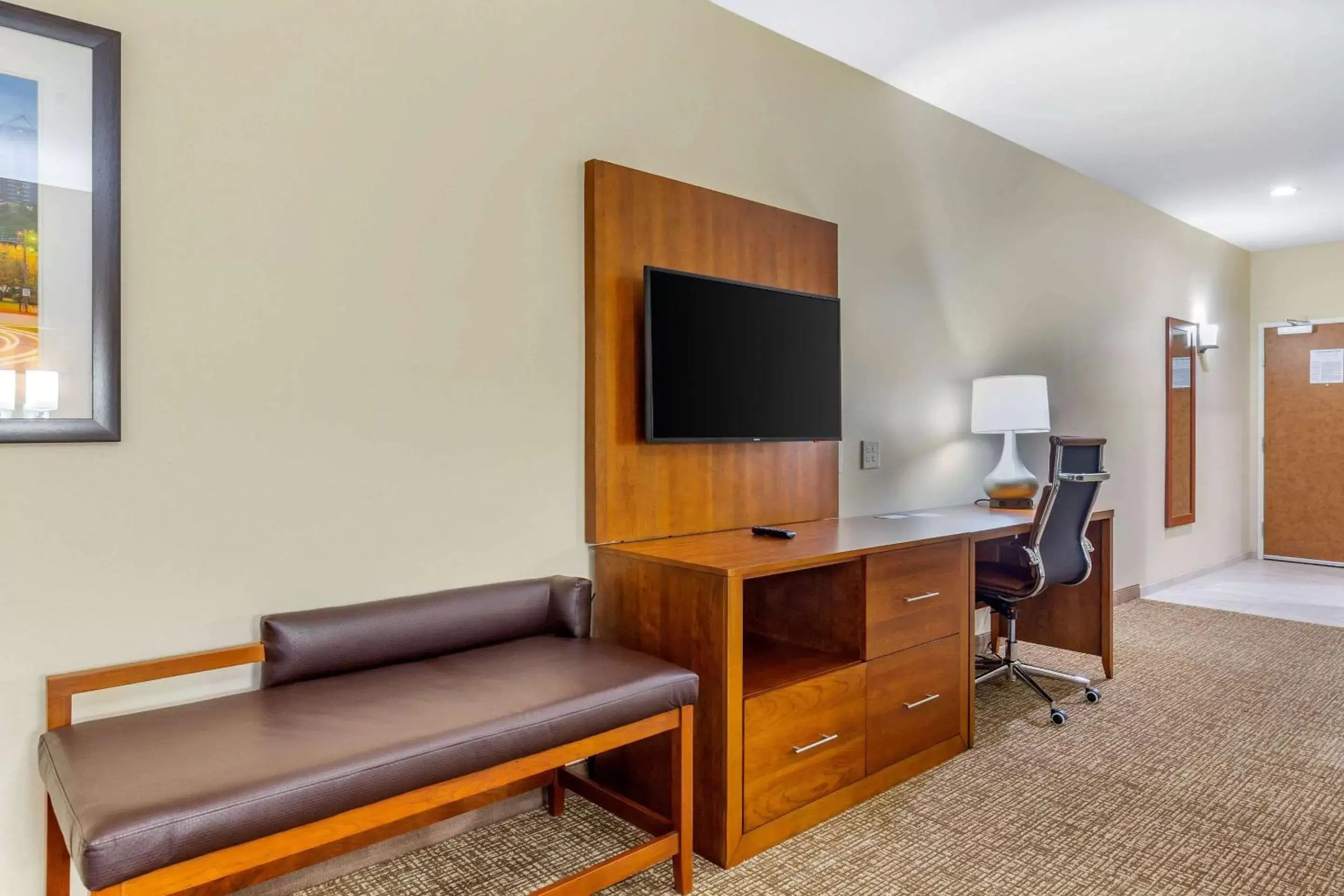 Photo of the whole room, TV/Entertainment Center in Comfort Suites Greensboro-High Point