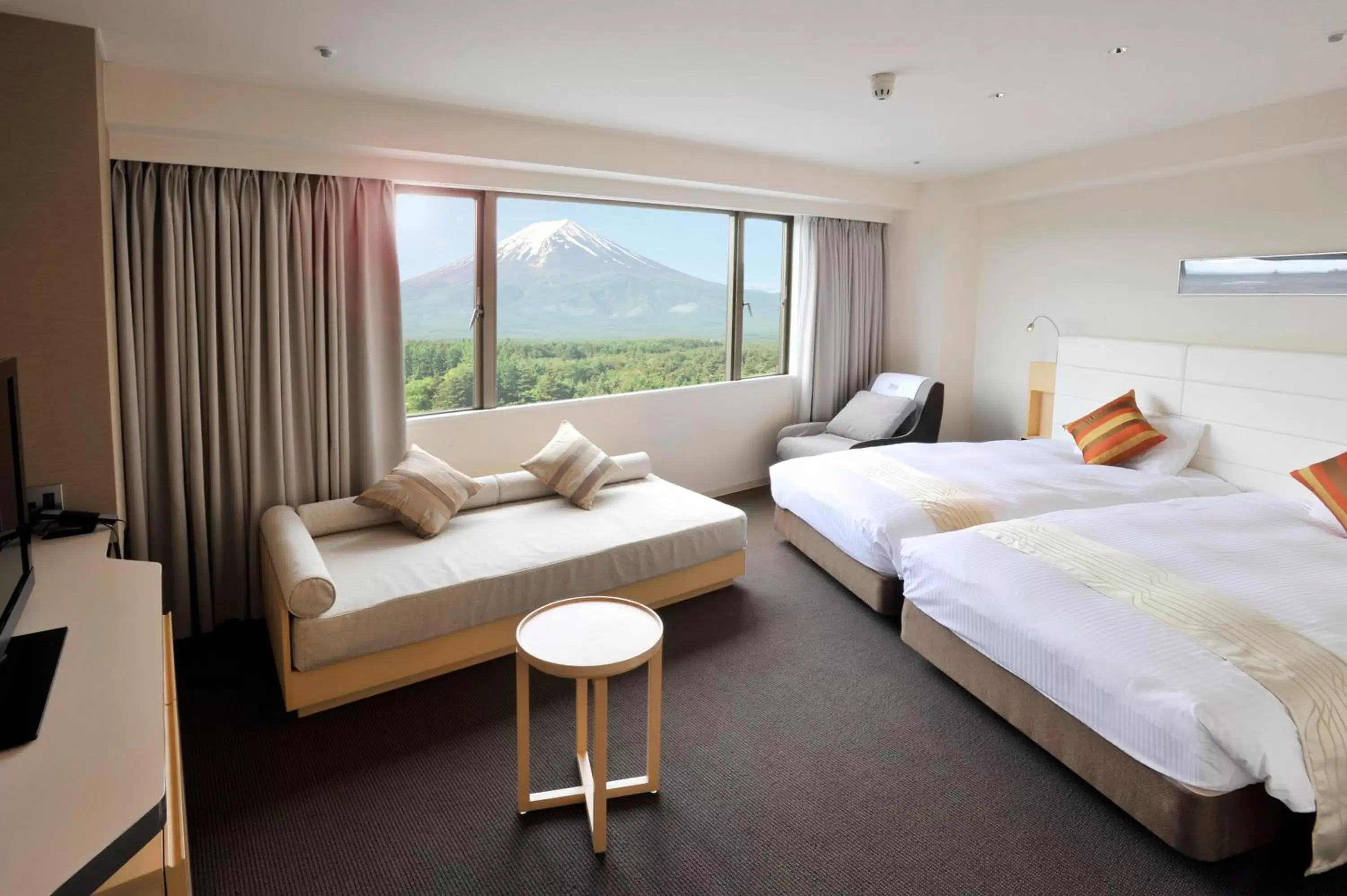 Photo of the whole room, Mountain View in Highland Resort Hotel & Spa
