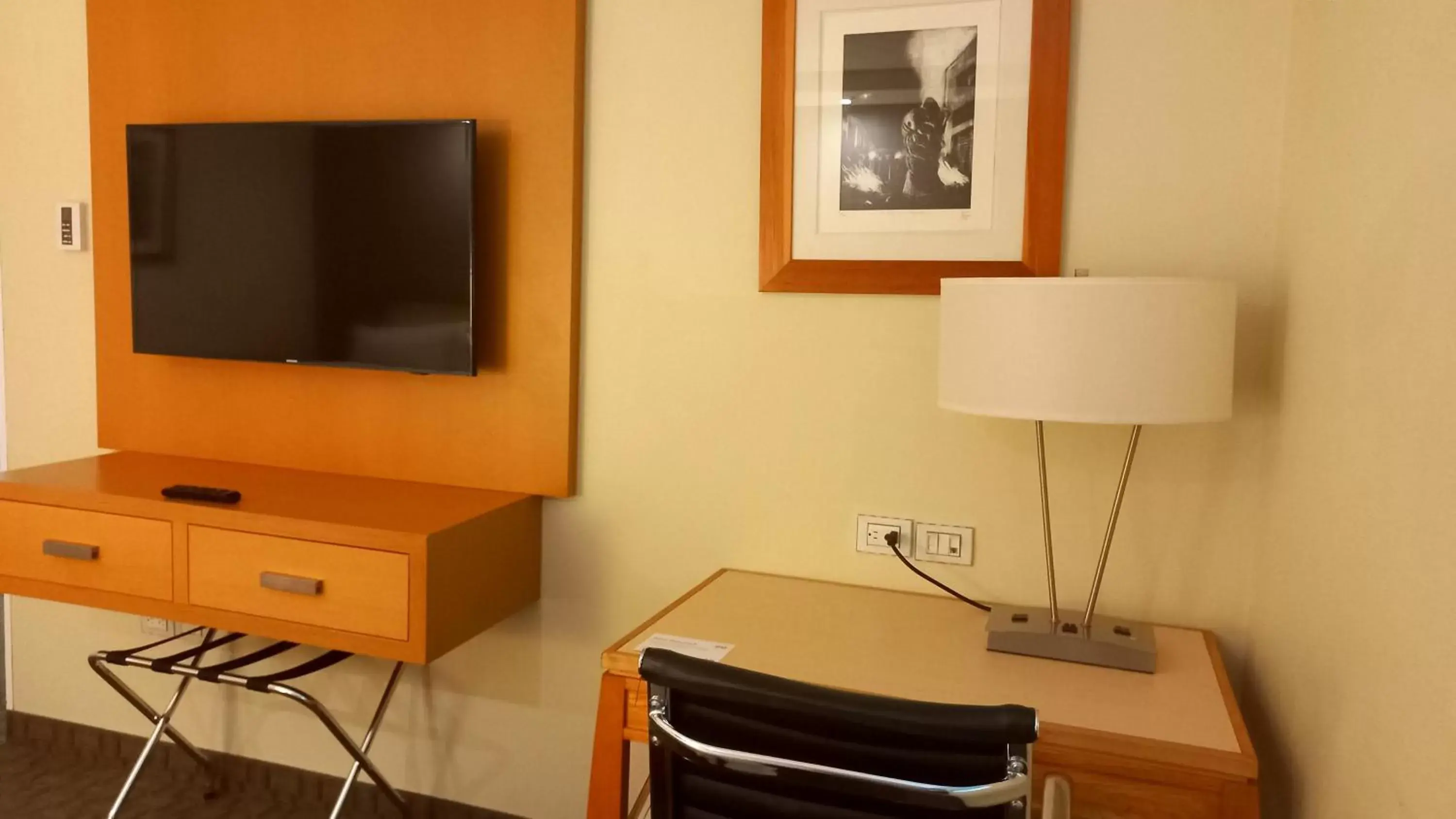 Photo of the whole room, TV/Entertainment Center in Holiday Inn Cuernavaca, an IHG Hotel