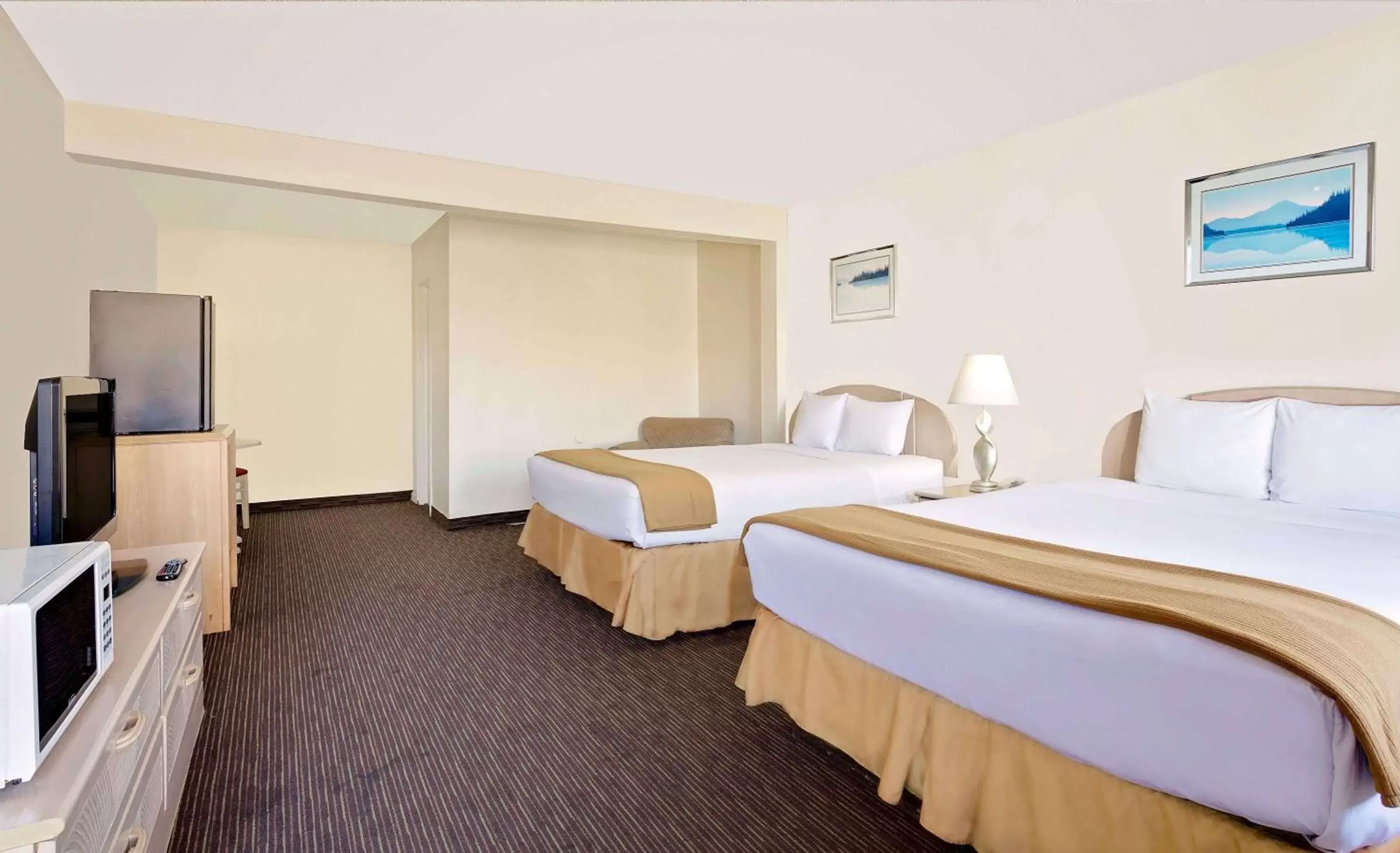 Photo of the whole room, Bed in Knights Inn Page Photo of the whole room, Bed in Knights Inn Page