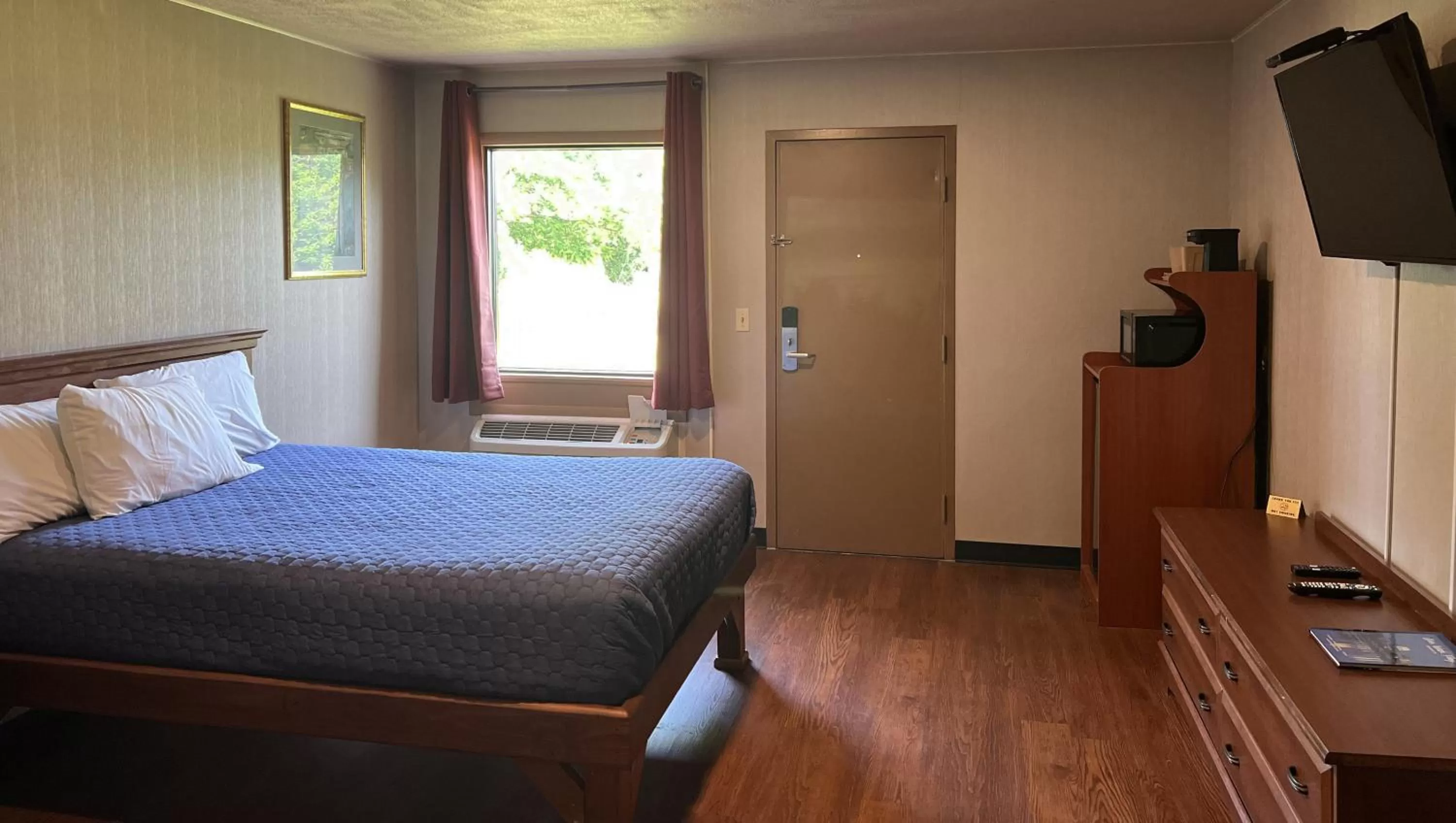 Photo of the whole room, Bed in Magnuson Grand Harrisburg