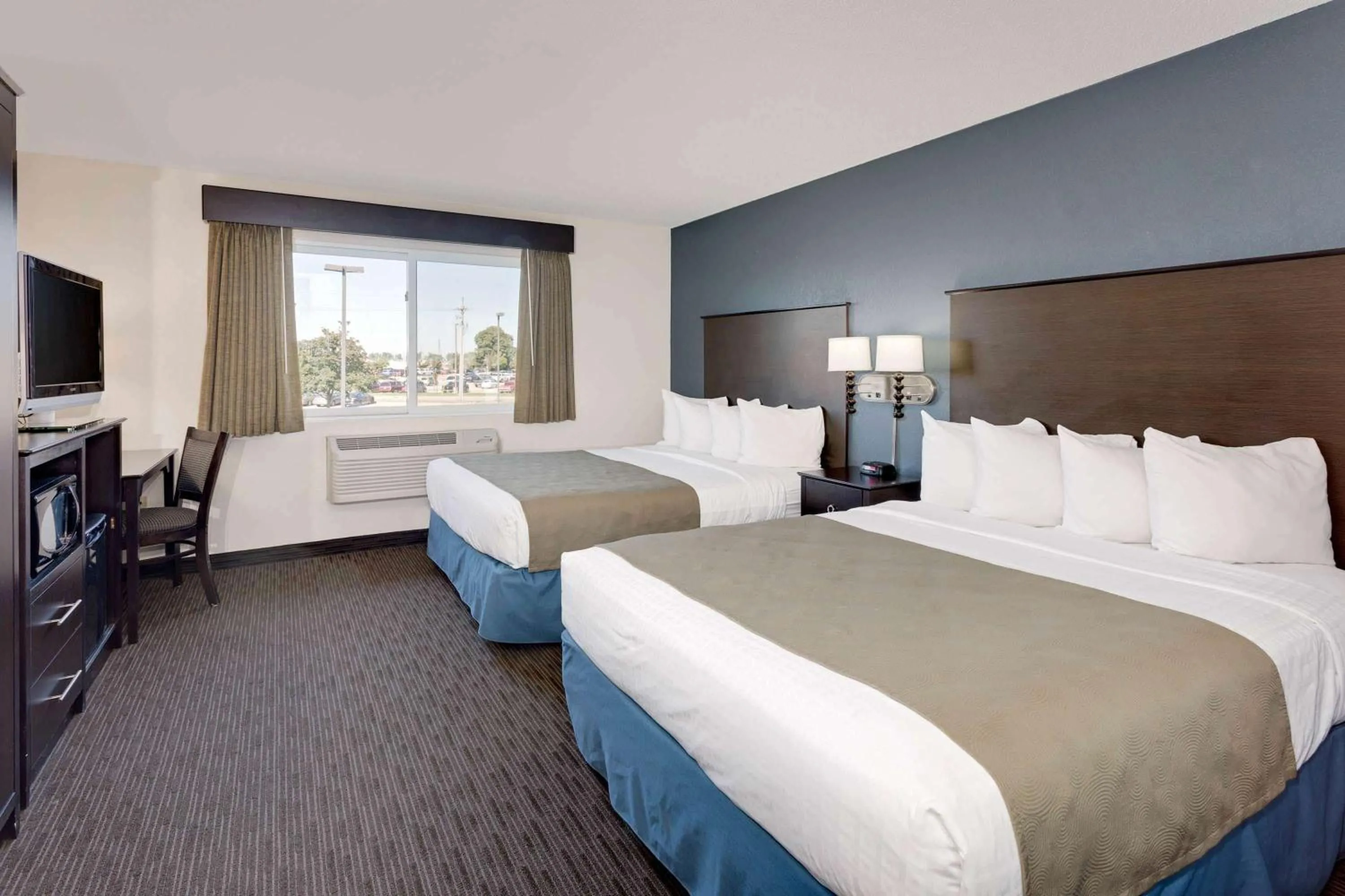 Photo of the whole room, Bed in Baymont by Wyndham Owatonna