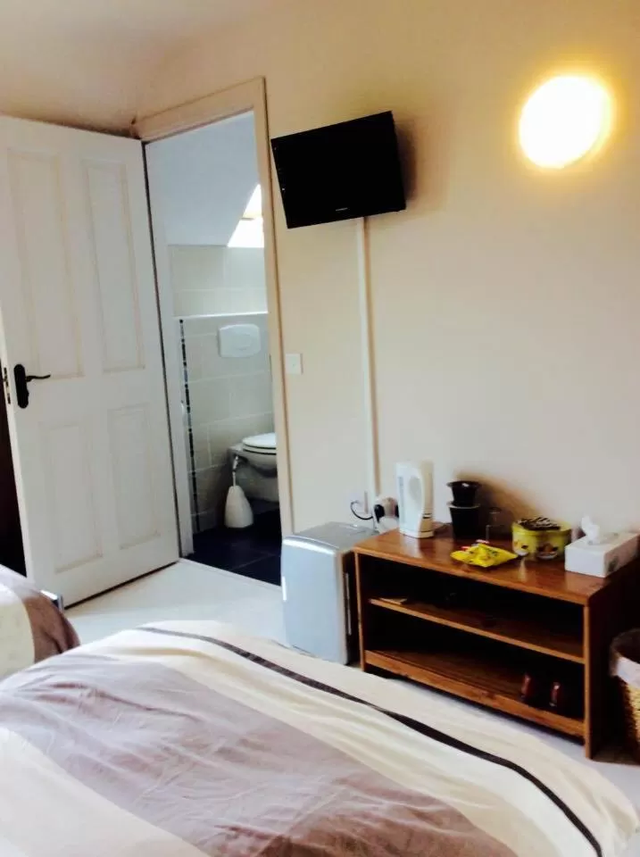 Photo of the whole room, Bed in Holland House F94DP26