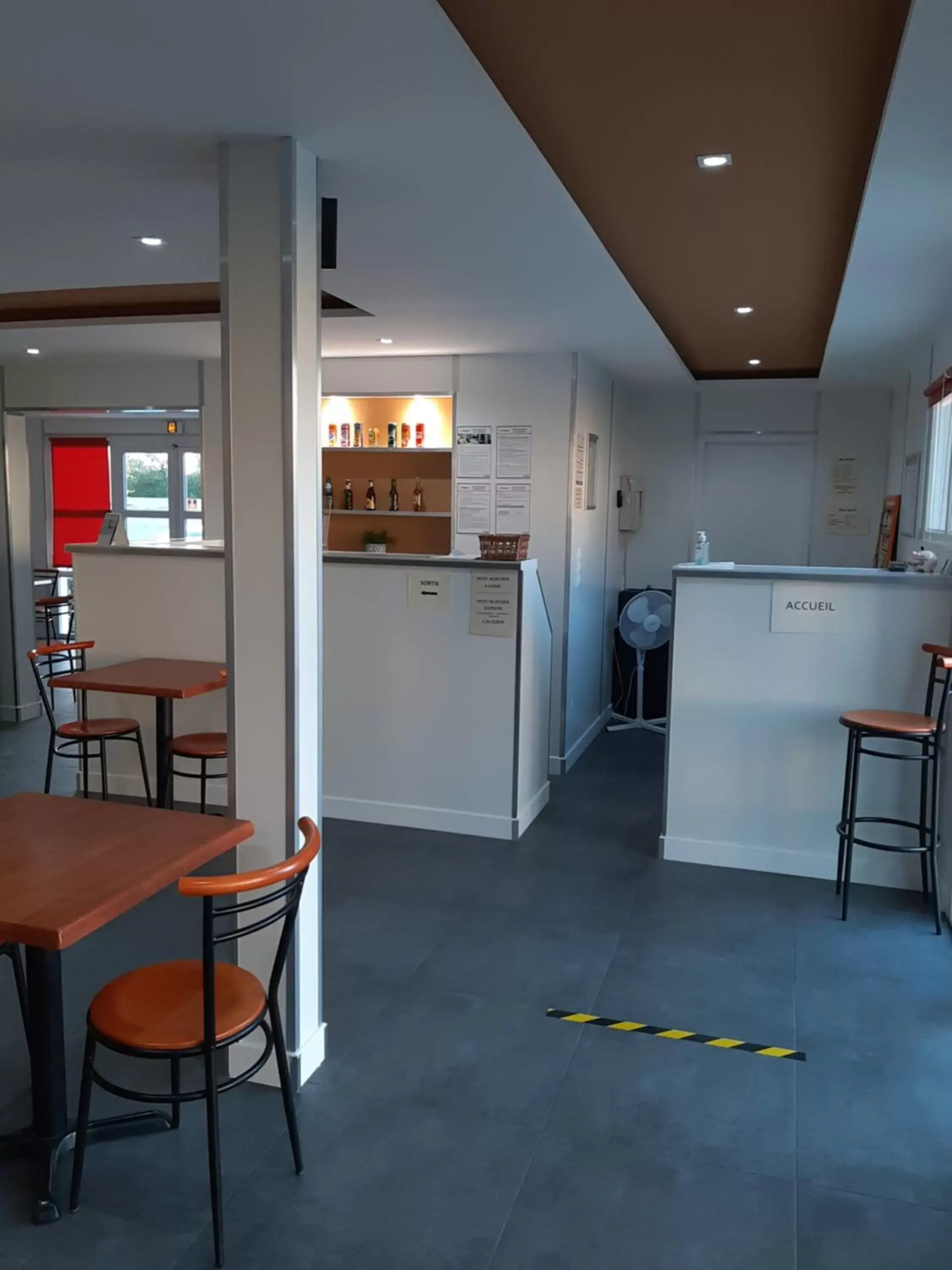 Dining area, Kitchen/Kitchenette in Fasthotel La Roche-sur-Yon