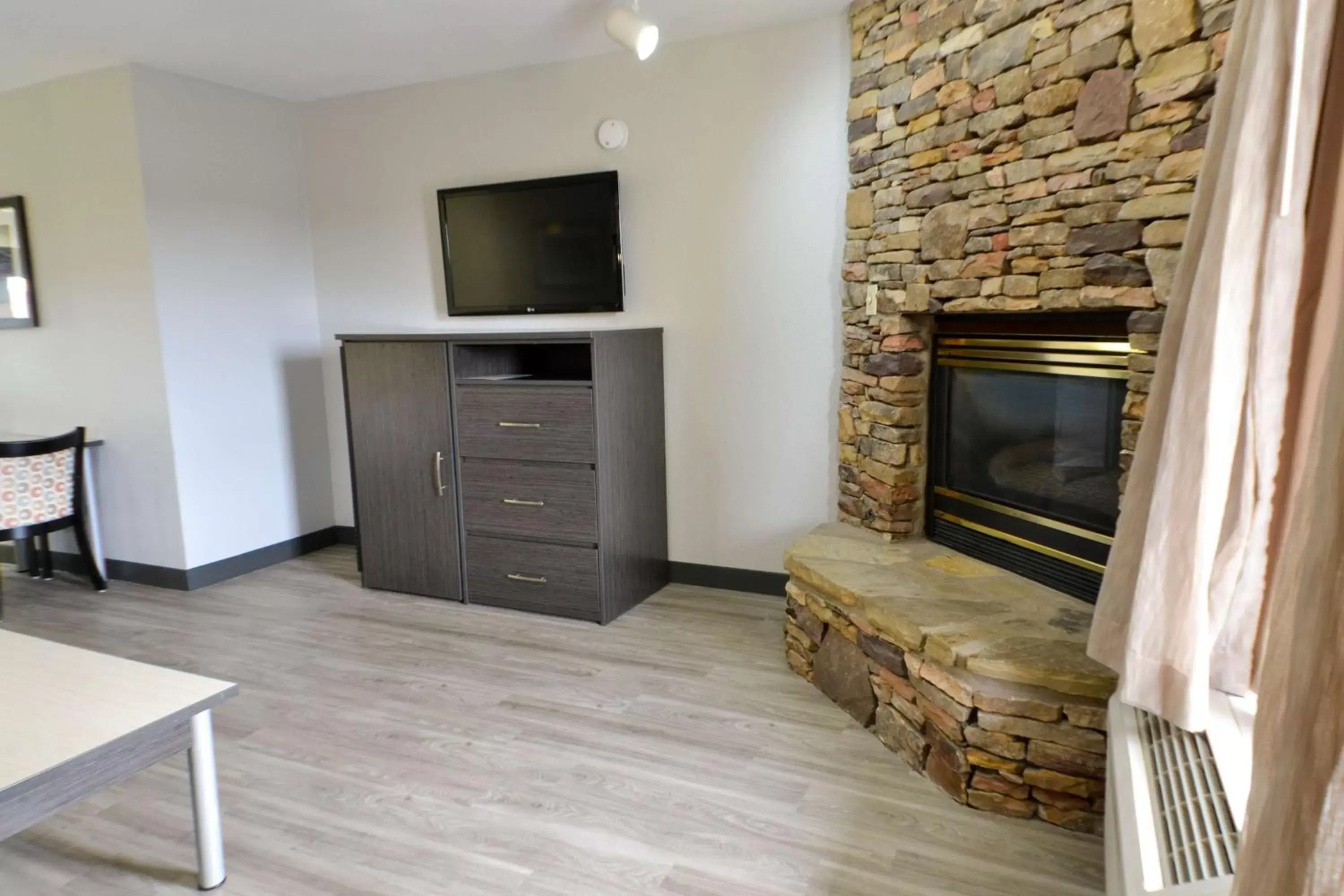 Photo of the whole room, TV/Entertainment Center in Best Western Cades Cove Inn