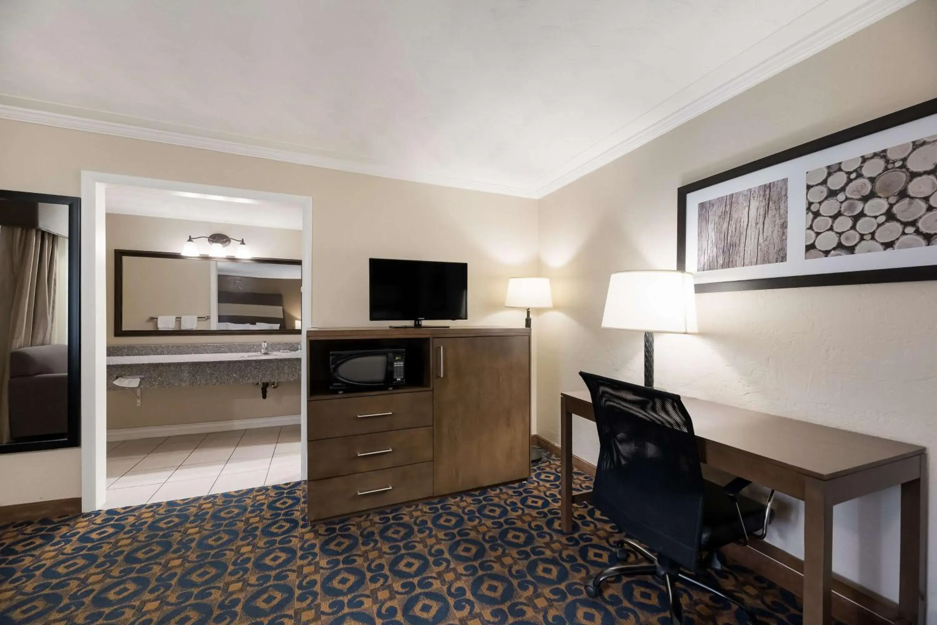 Bedroom, TV/Entertainment Center in Best Western Butch Cassidy Inn