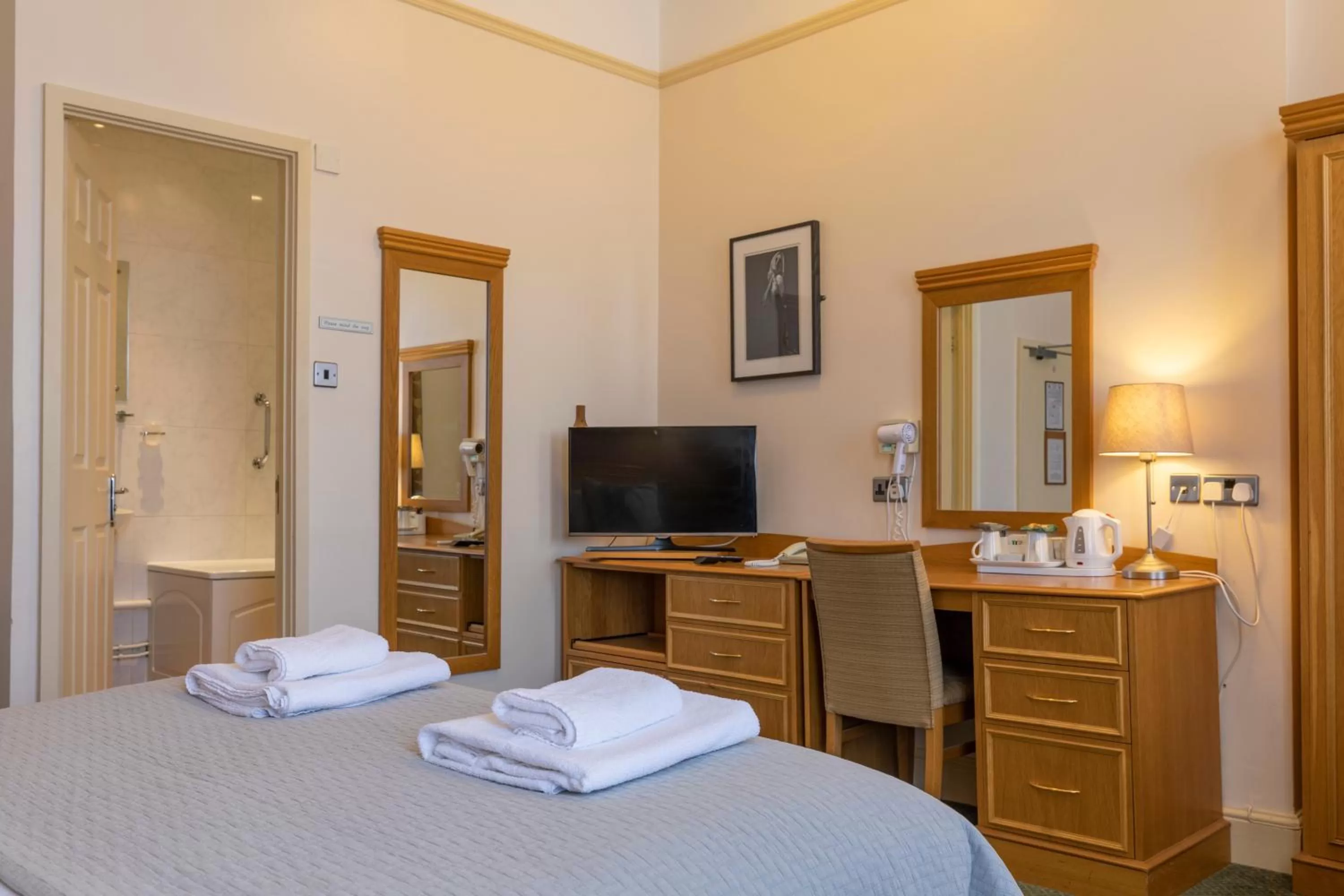 Bedroom, Bed in Swan Revived Hotel