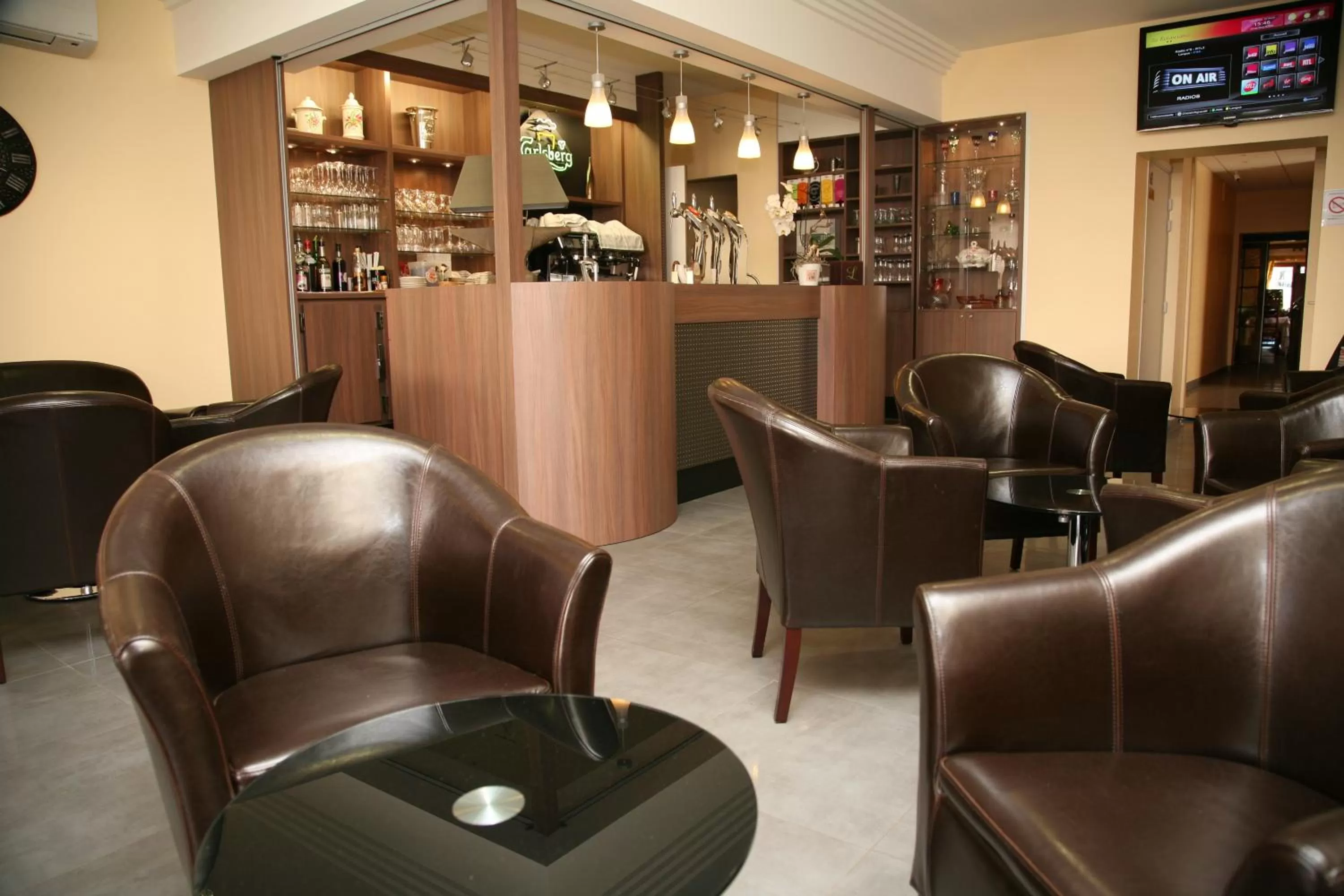 Lounge or bar in Logis Hôtel- Restaurant La Renaissance