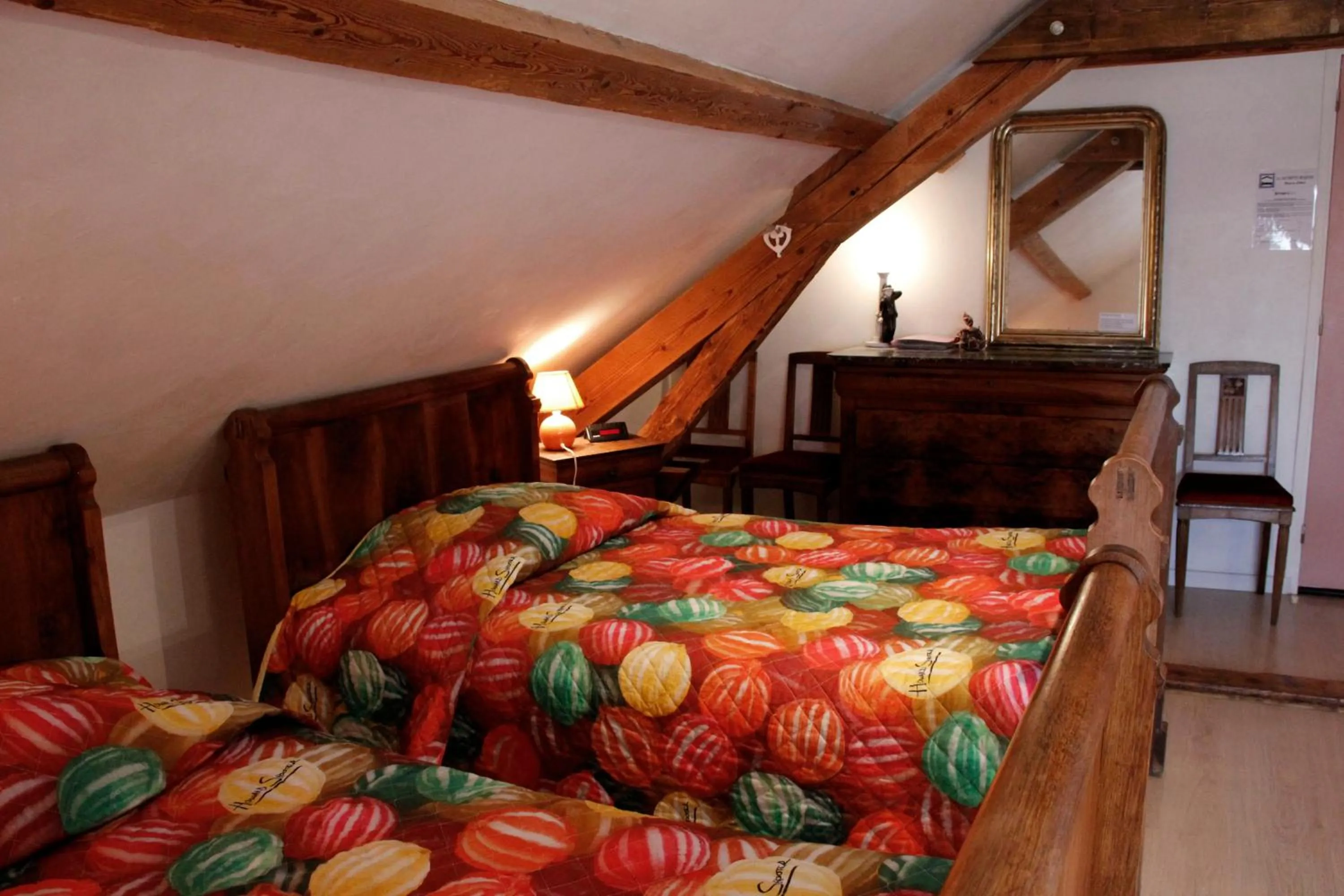 Photo of the whole room, Bed in La Coutrotte Becquine