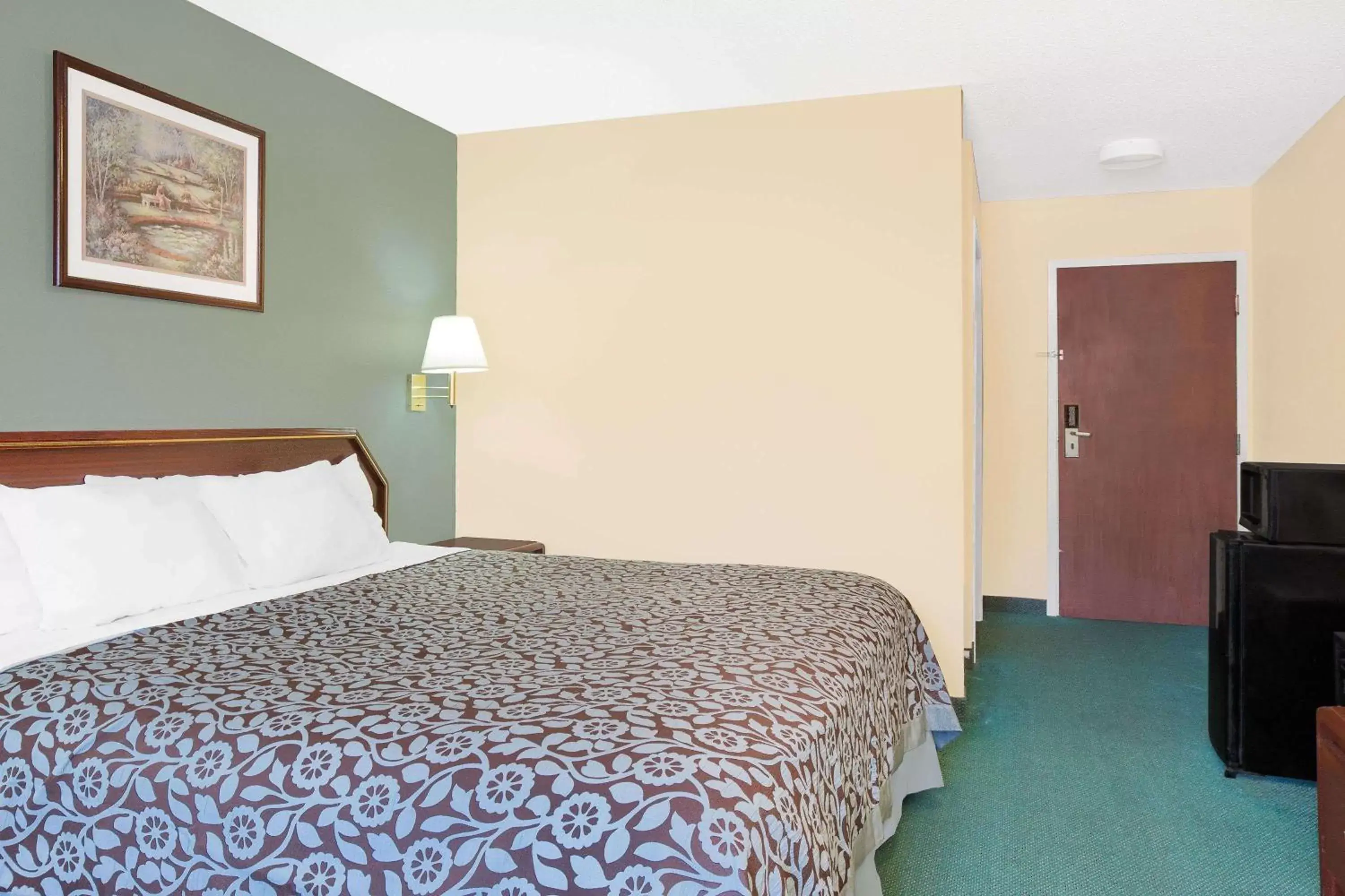 Photo of the whole room, Bed in Days Inn by Wyndham Lincoln