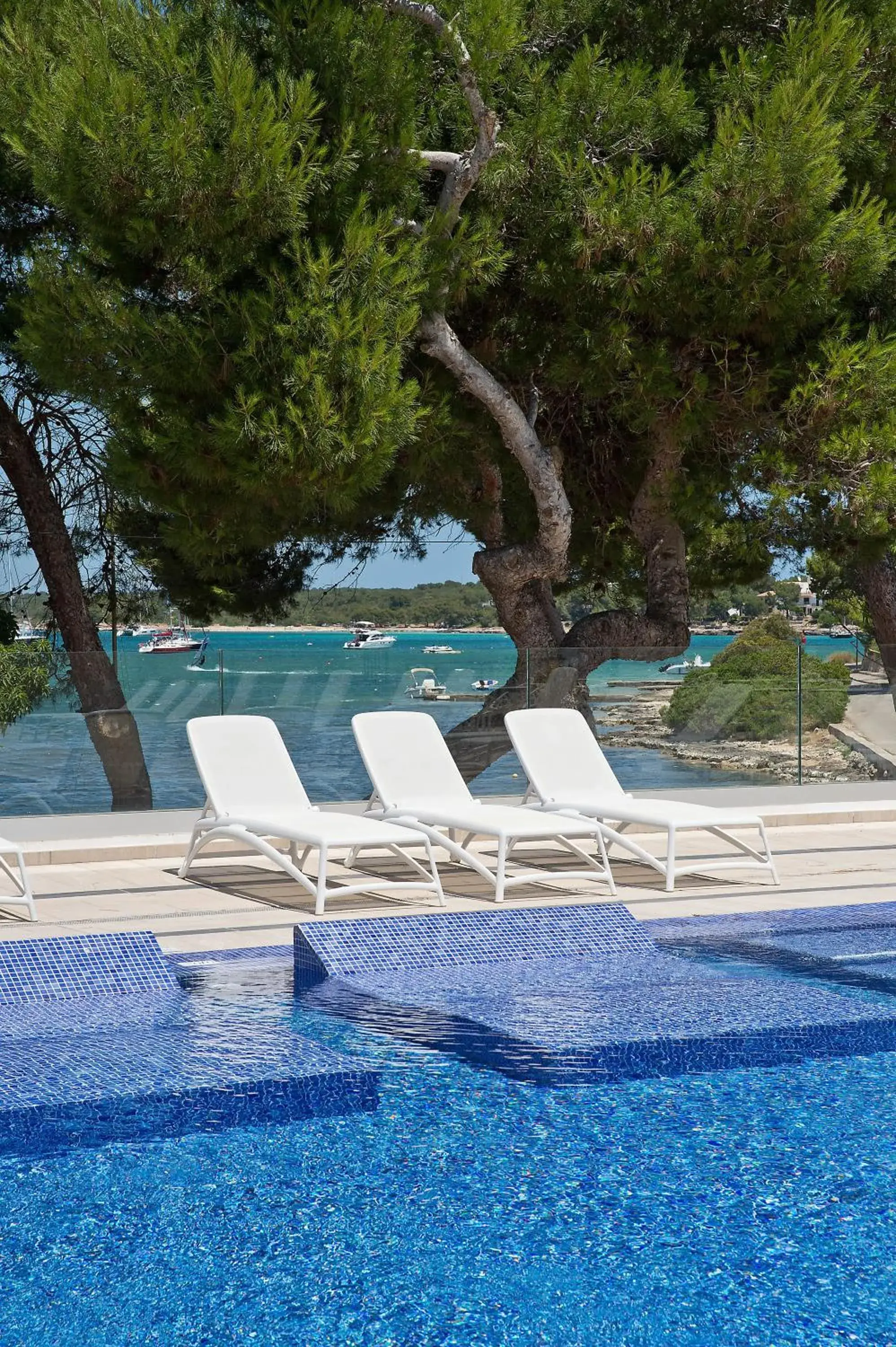 Beach, Swimming Pool in Hotel Vistamar by Pierre & Vacances