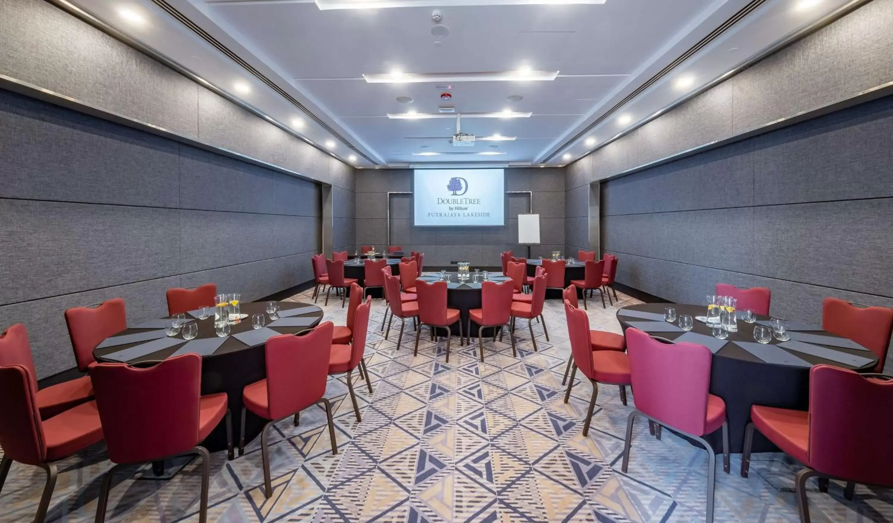 Meeting/conference room, Restaurant/Places to Eat in DoubleTree by Hilton Putrajaya Lakeside