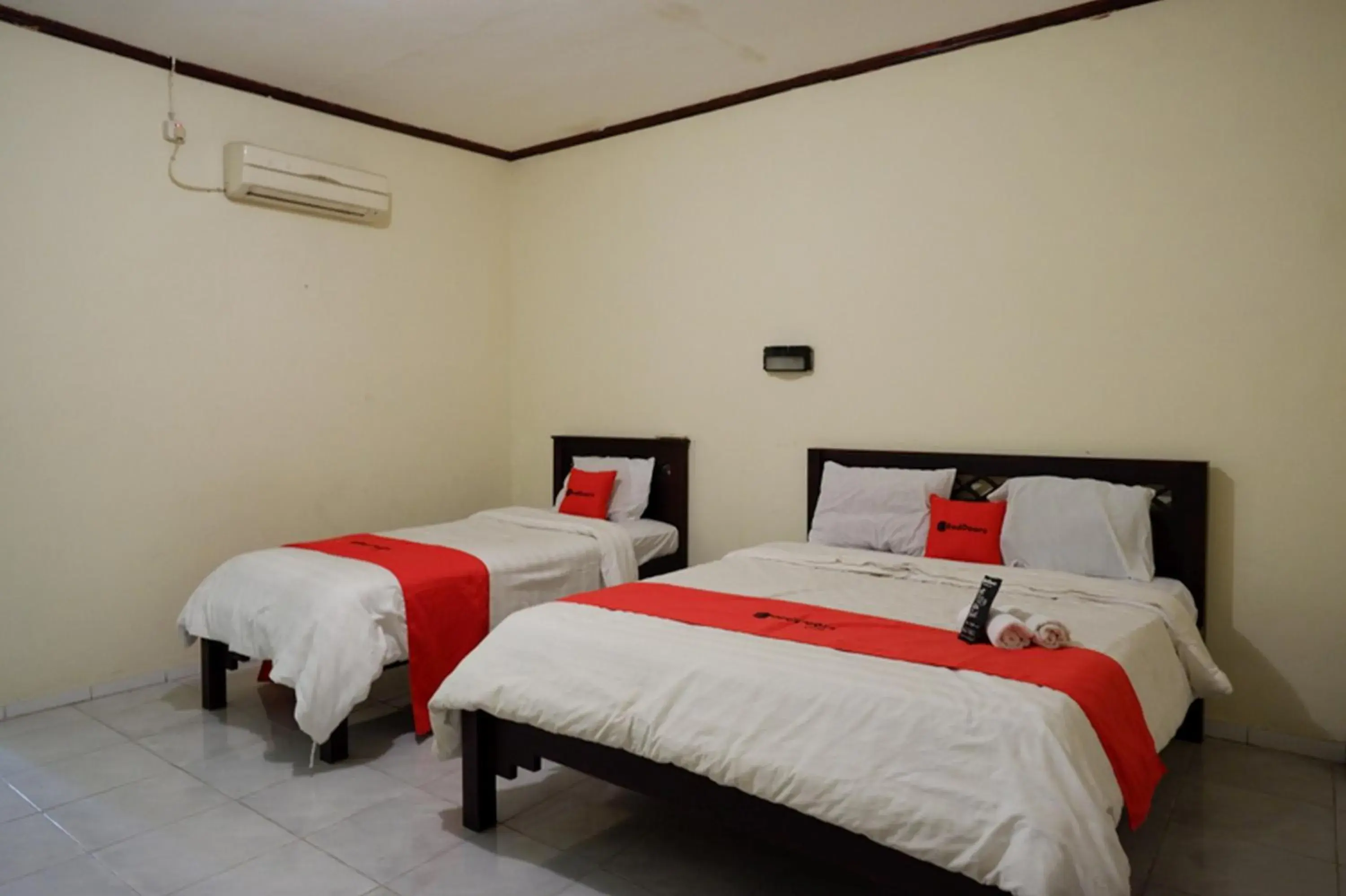 Bedroom, Bed in RedDoorz @ Hotel Citra Indah