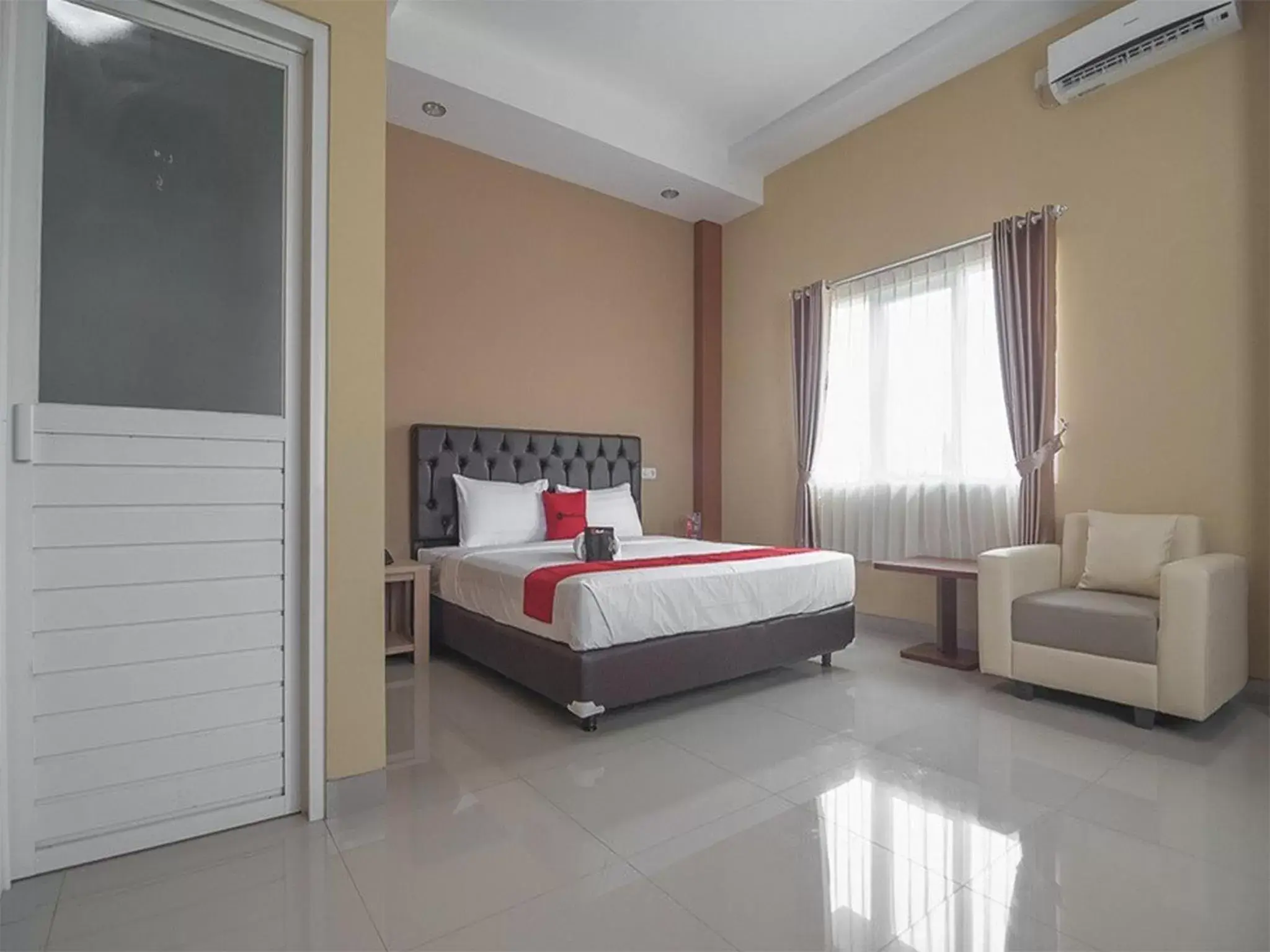Bedroom, Bed in RedDoorz near Islamic Center Samarinda Bedroom, Bed in RedDoorz near Islamic Center Samarinda