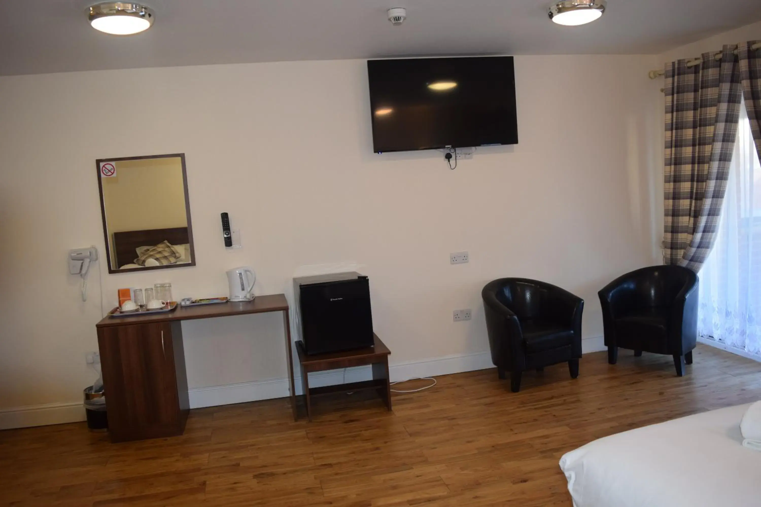 Bedroom, TV/Entertainment Center in Star Anglia Hotel