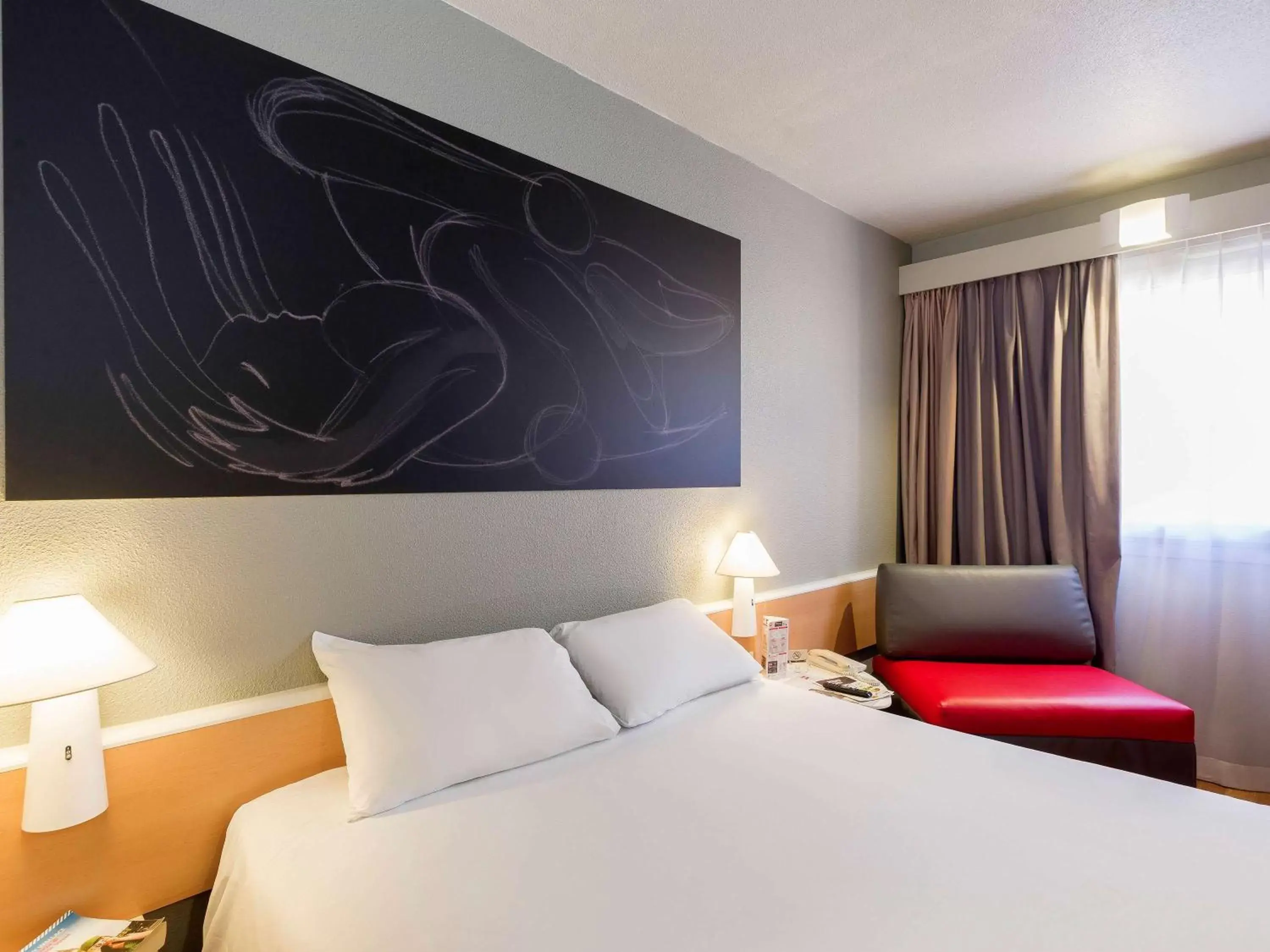 Photo of the whole room, Bed in Ibis Granada