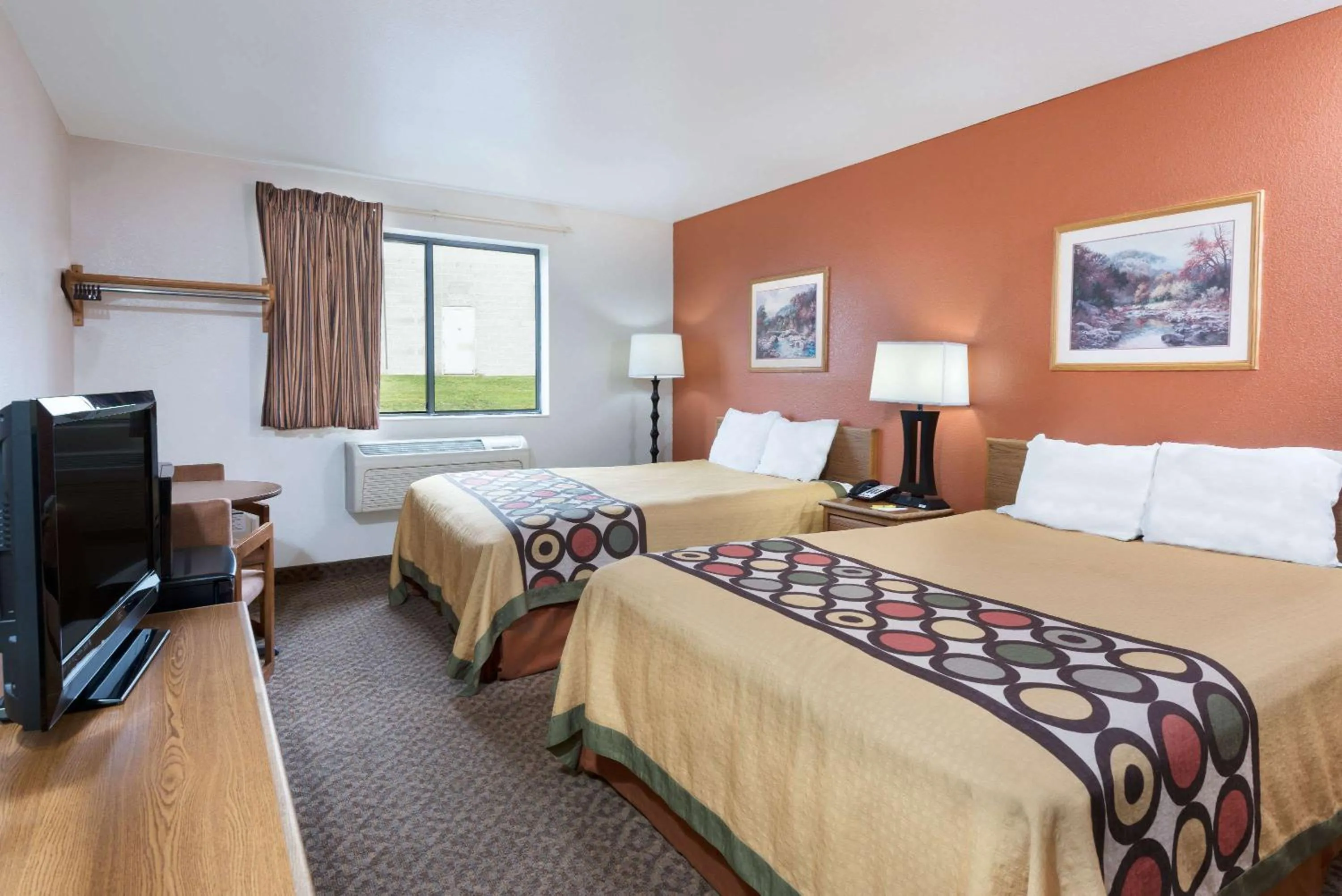 Photo of the whole room, Bed in Super 8 by Wyndham Morgantown