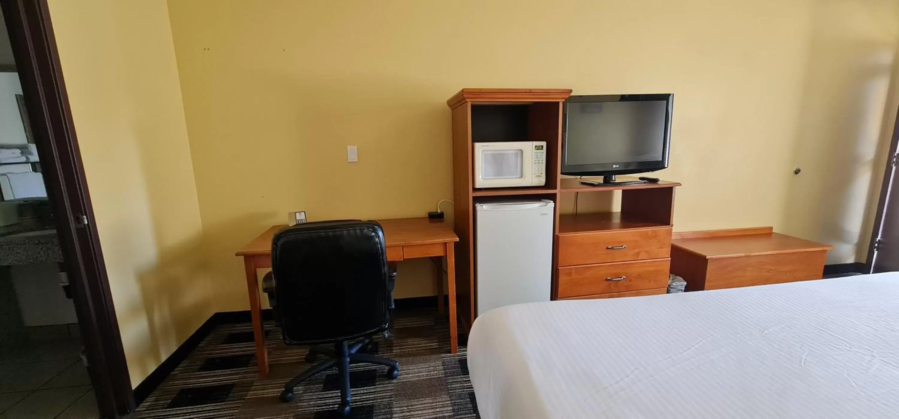 Guests, Bed in Oakridge Inn & Suites Guests, Bed in Oakridge Inn & Suites