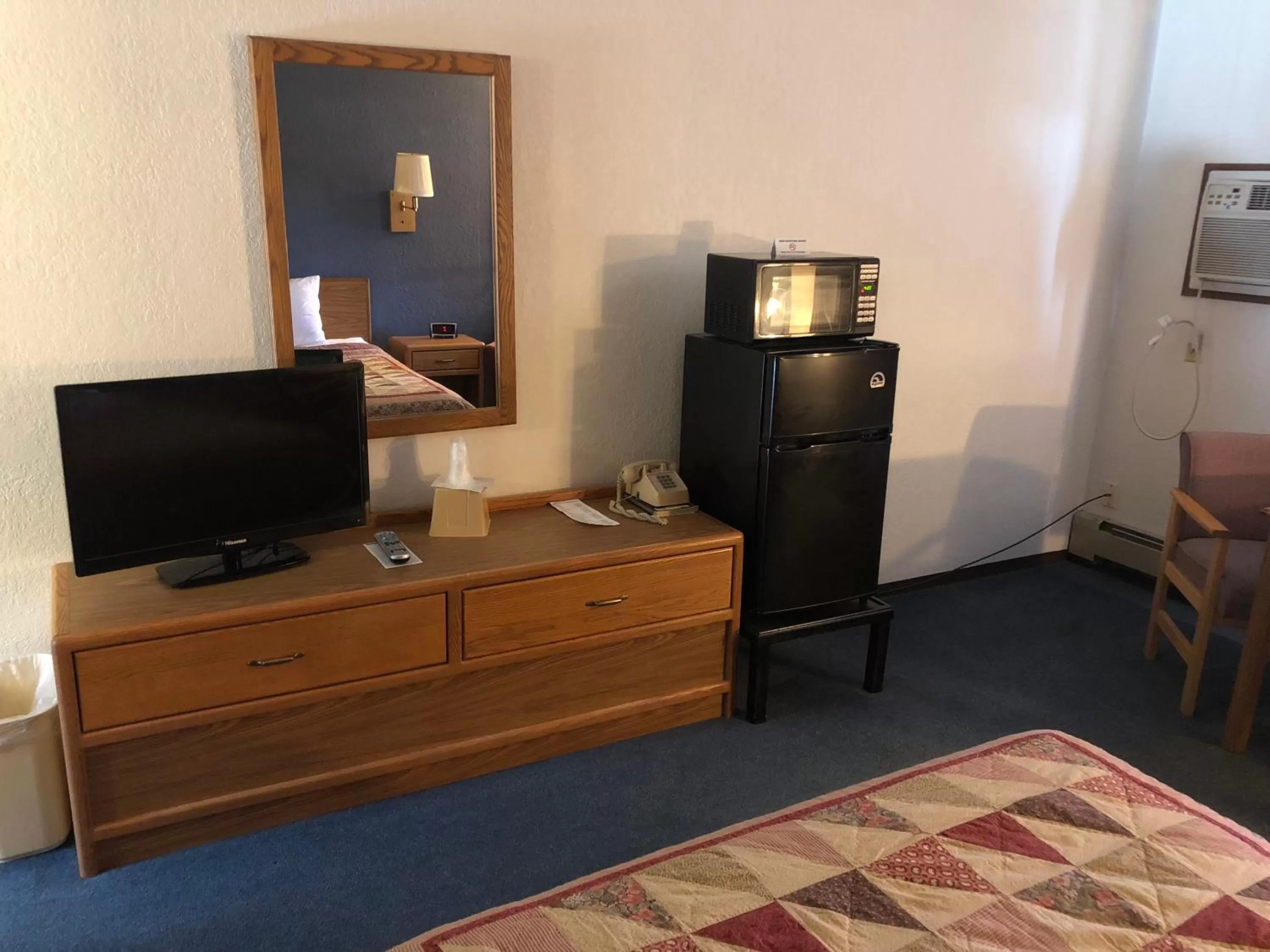 TV and multimedia, TV/Entertainment Center in AmericInn Motel - Monticello