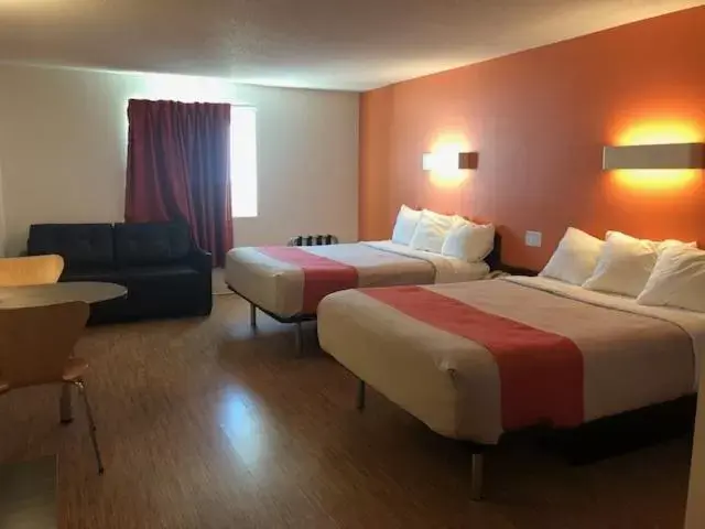Bedroom, Bed in Motel 6-Brandon, MB