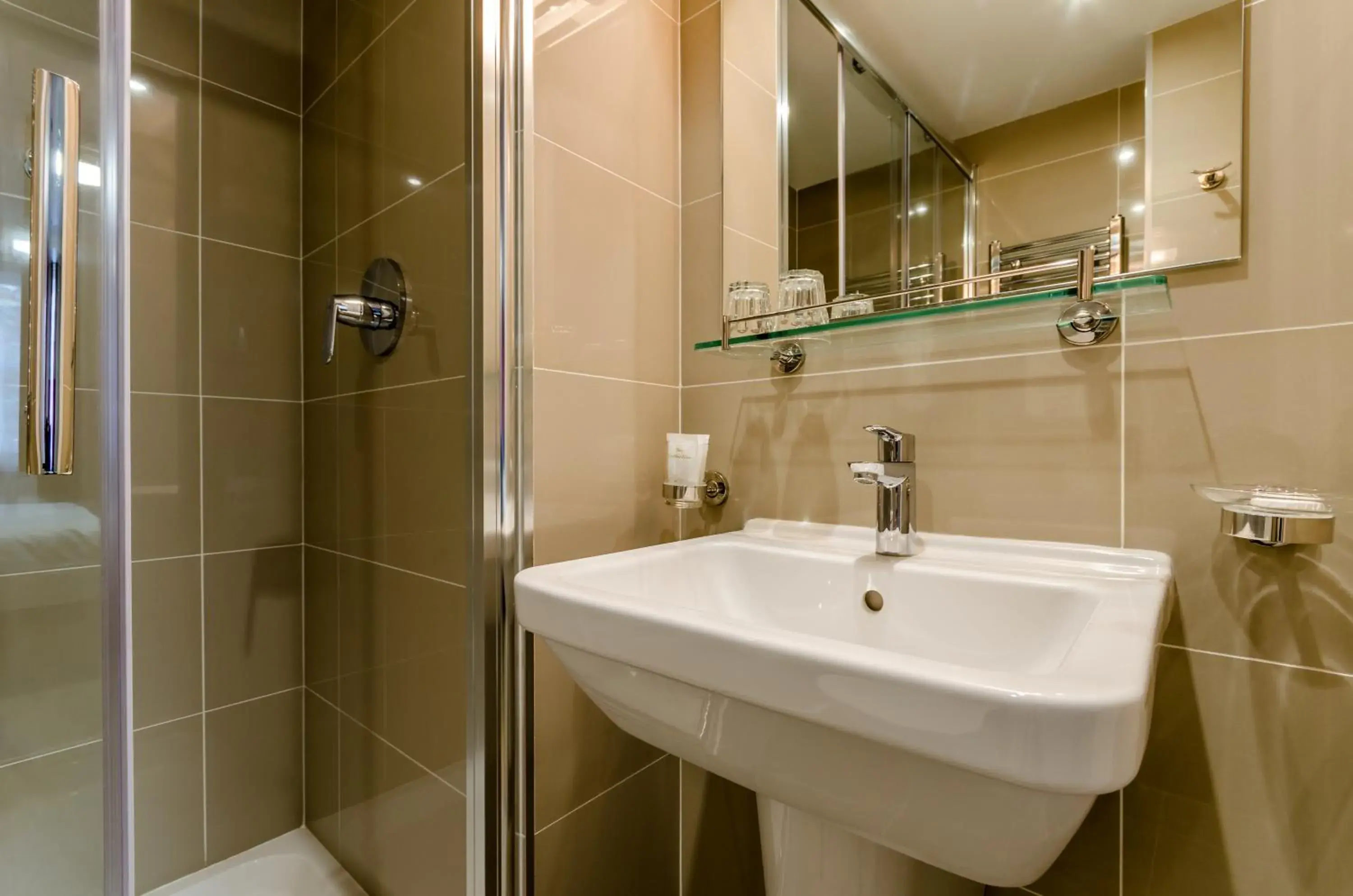 Shower, Bathroom in Royal Cambridge Hotel