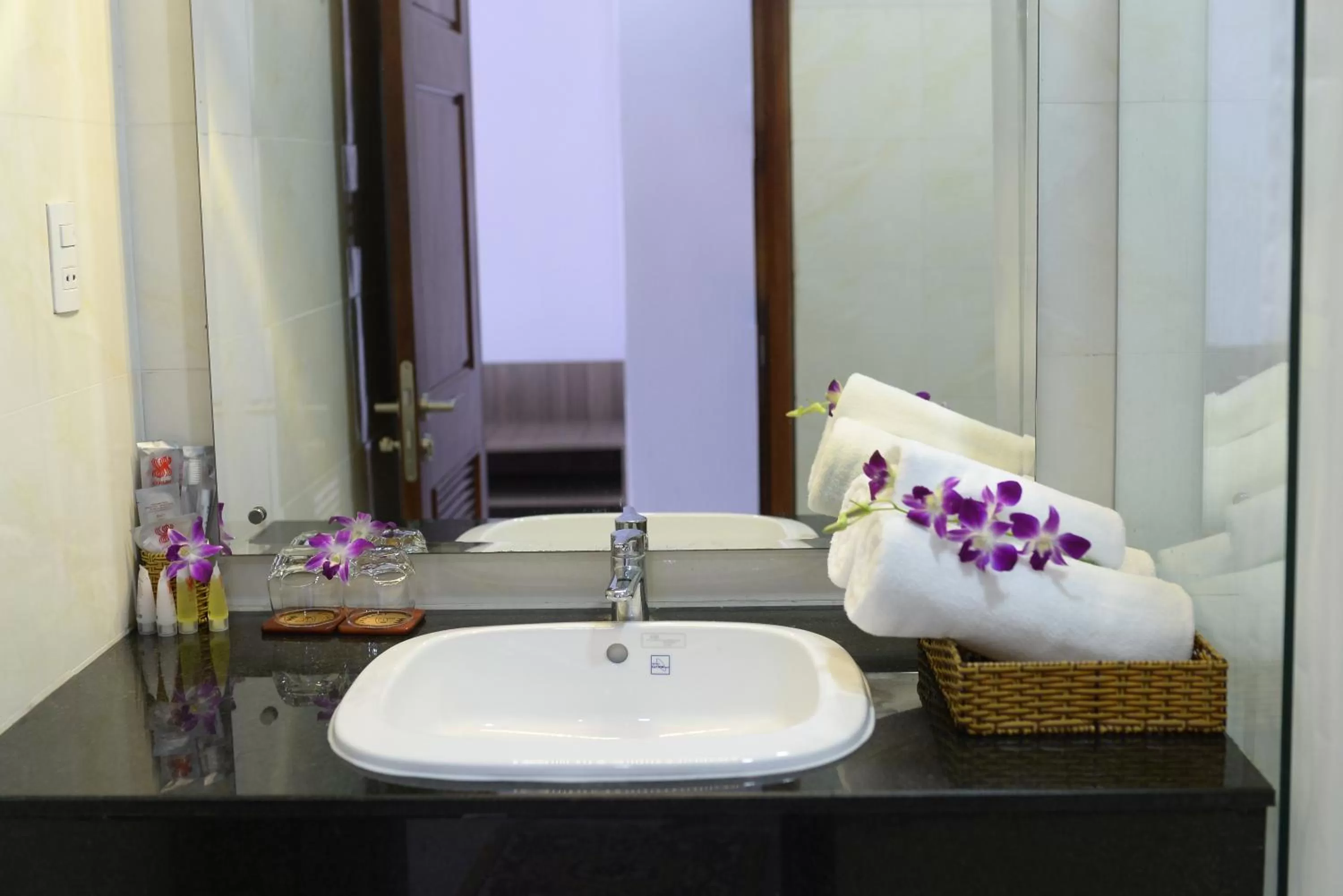 Shower, Bathroom in Khách sạn San Hô Vũng Tàu (Coral Hotel)