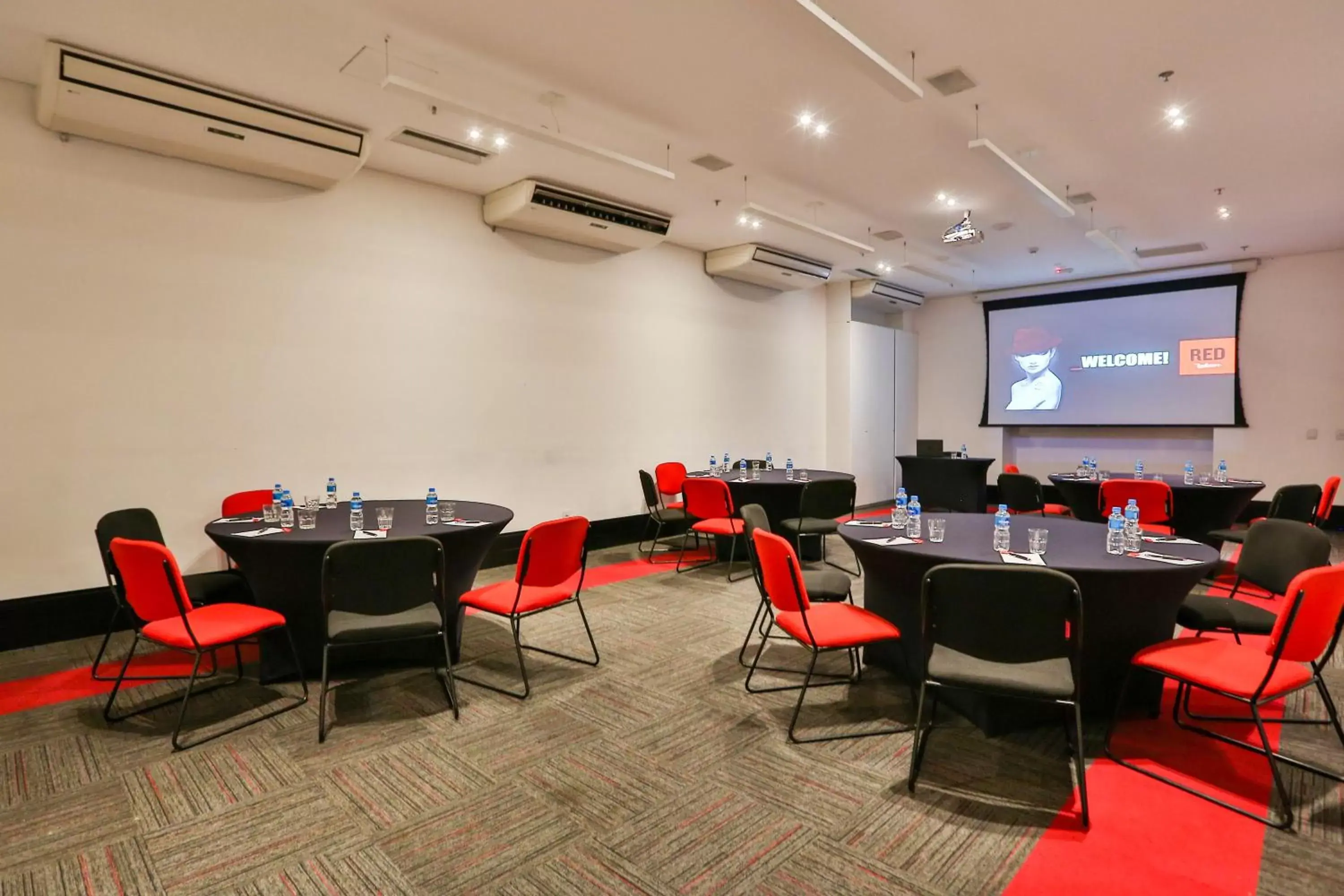 Meeting/conference room in Radisson RED Campinas