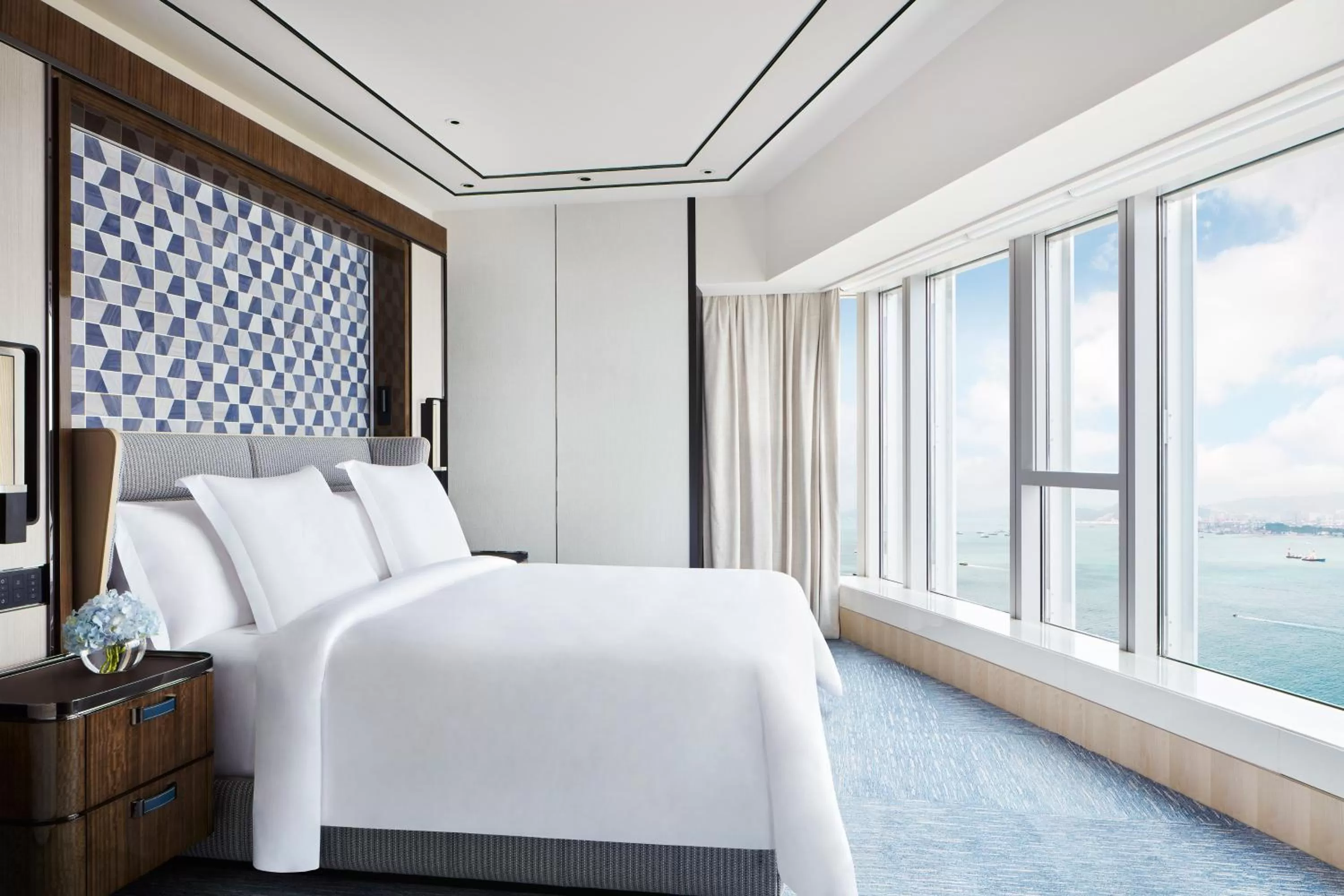 Bedroom, Bed in Four Seasons Hotel Hong Kong