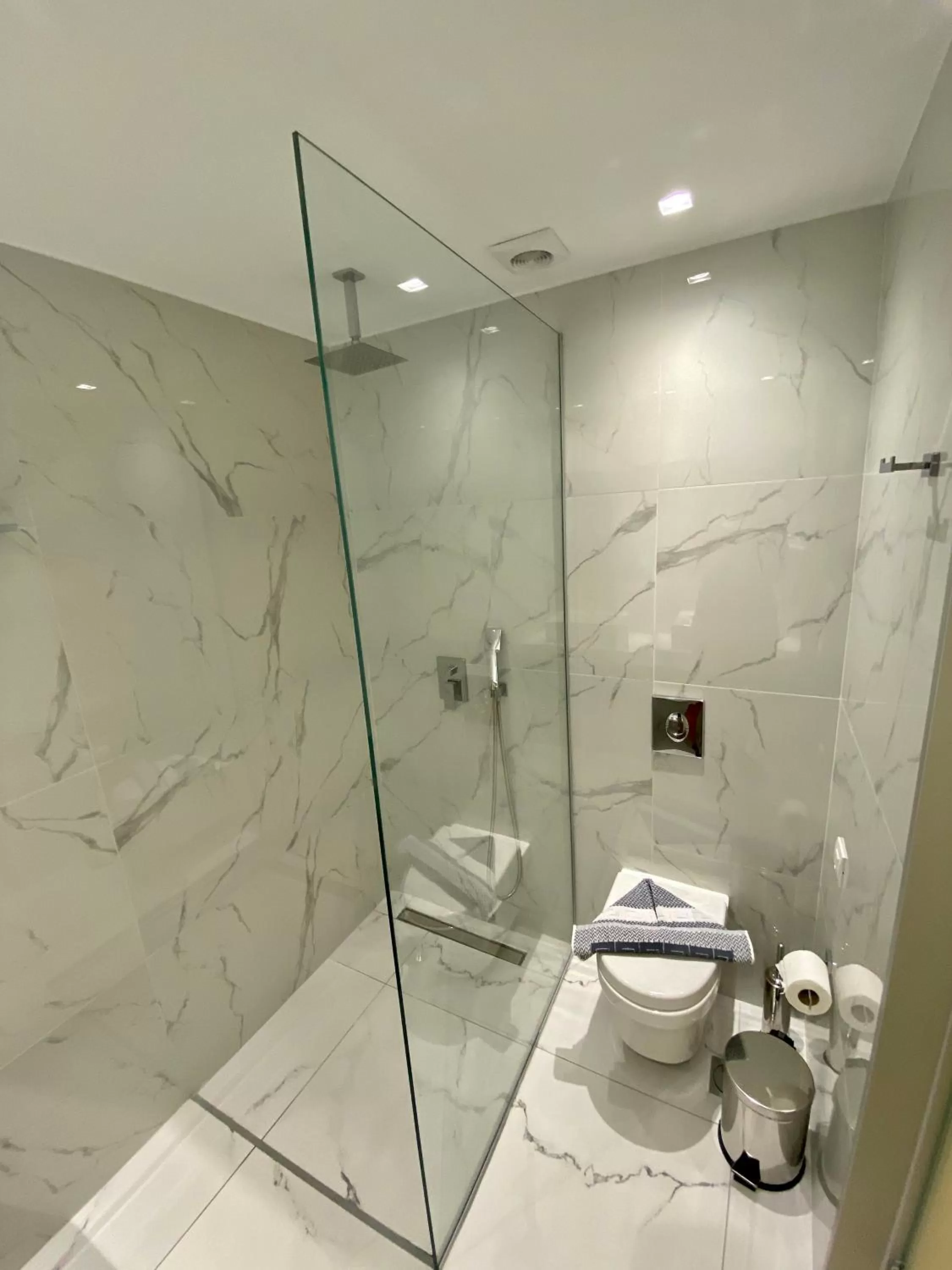 Shower in Agrelli Hotel & Suites