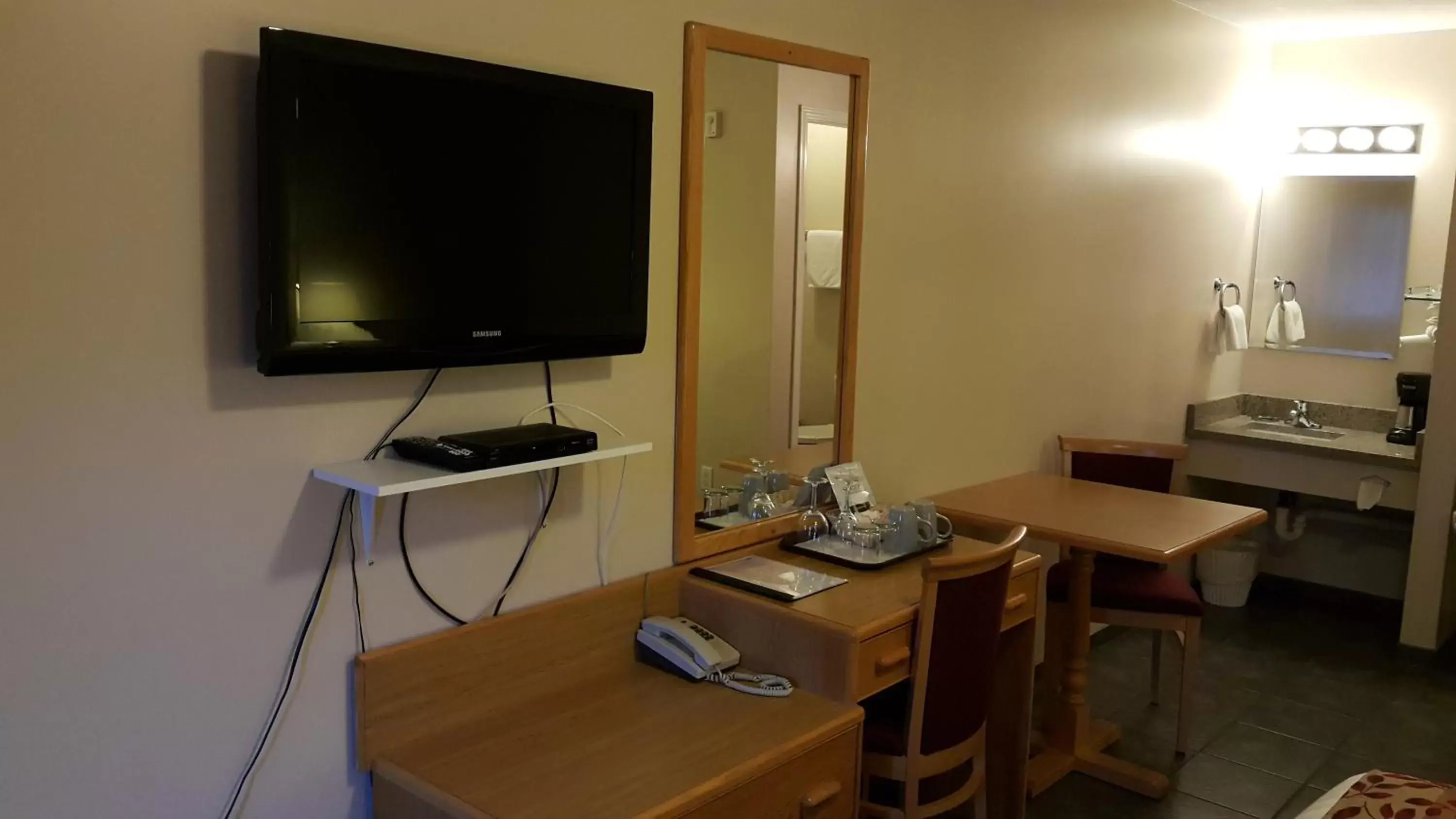 Bedroom, TV/Entertainment Center in Cactus Tree Inn