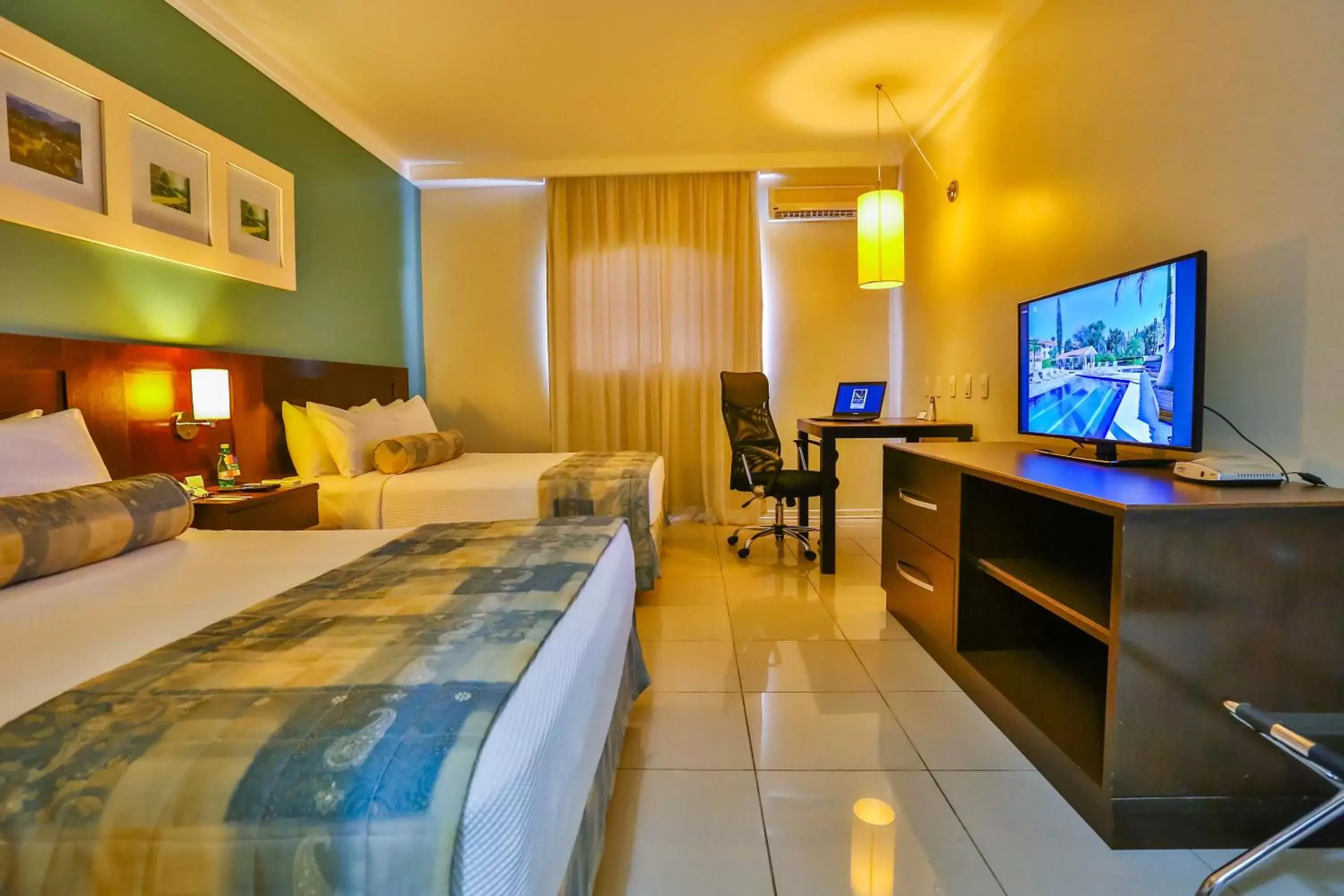 Photo of the whole room, TV/Entertainment Center in Sun Valley Marília by Atlantica