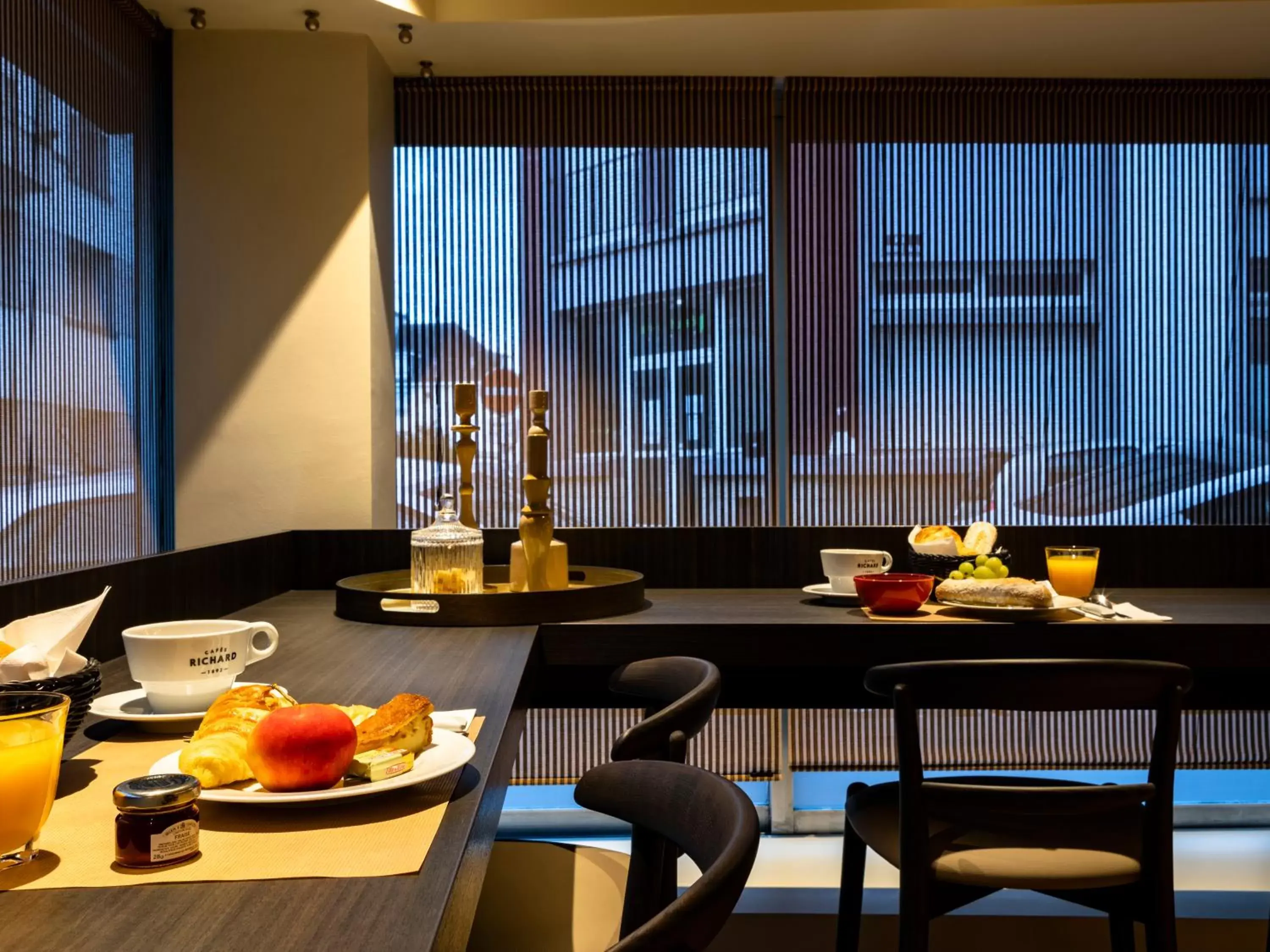 Continental breakfast, Restaurant/Places to Eat in MOKA Hôtel