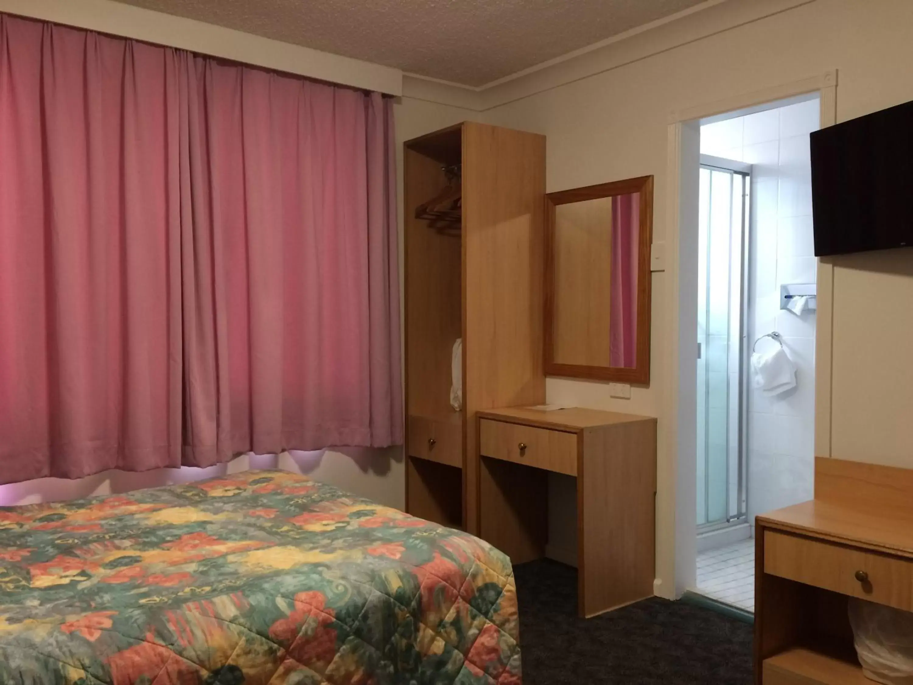 Bedroom, Bed in Edgecliff Lodge Motel