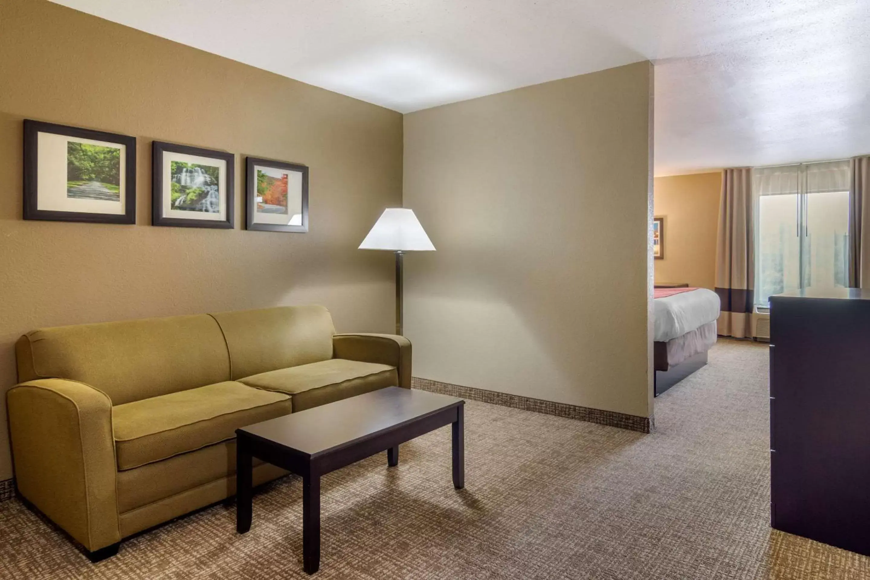 Photo of the whole room, Seating Area in Comfort Inn & Suites Perry National Fairgrounds Area