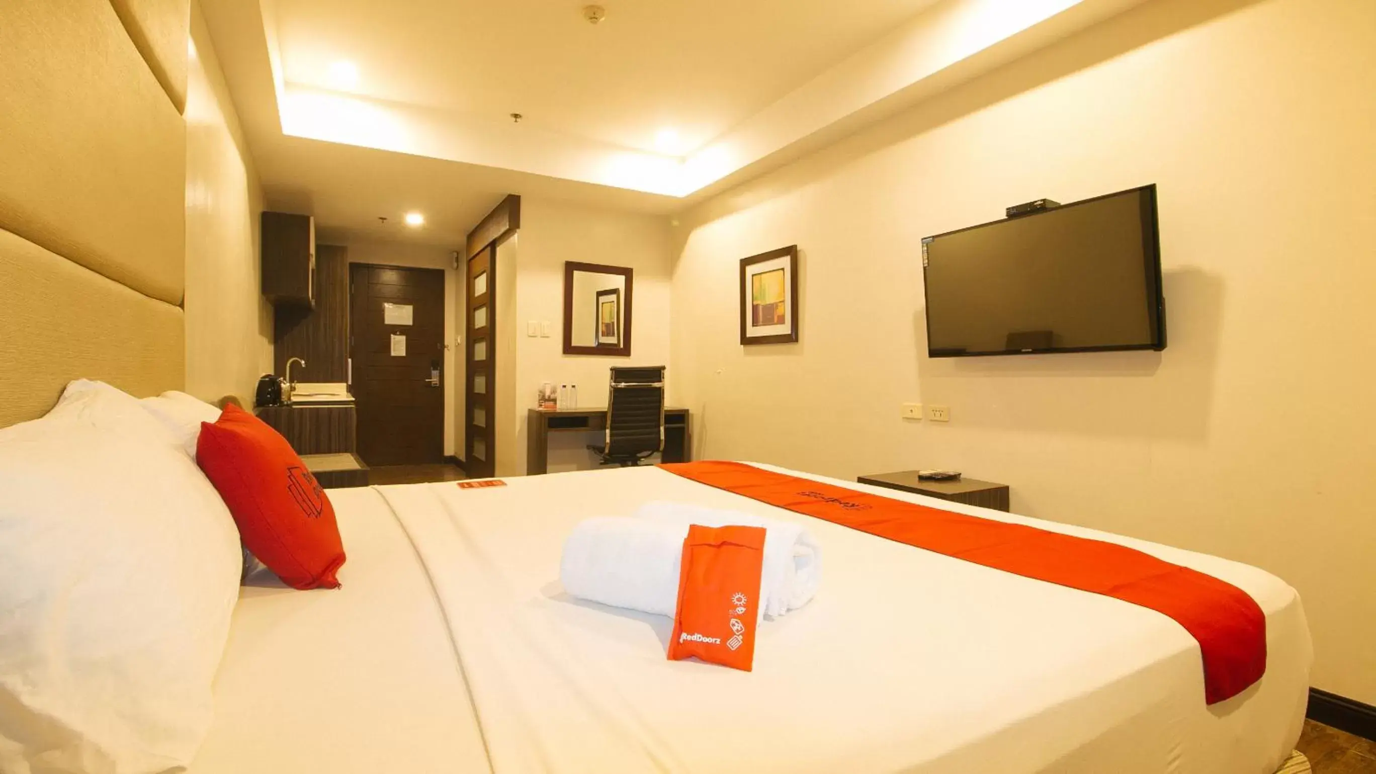 Bed in RedDoorz Premium @ West Avenue Quezon City