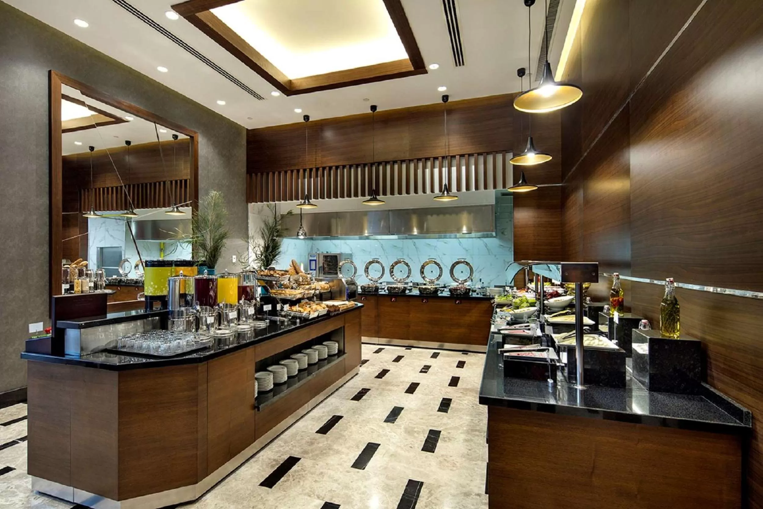 Dining area in Hilton Garden Inn Izmir Bayrakli