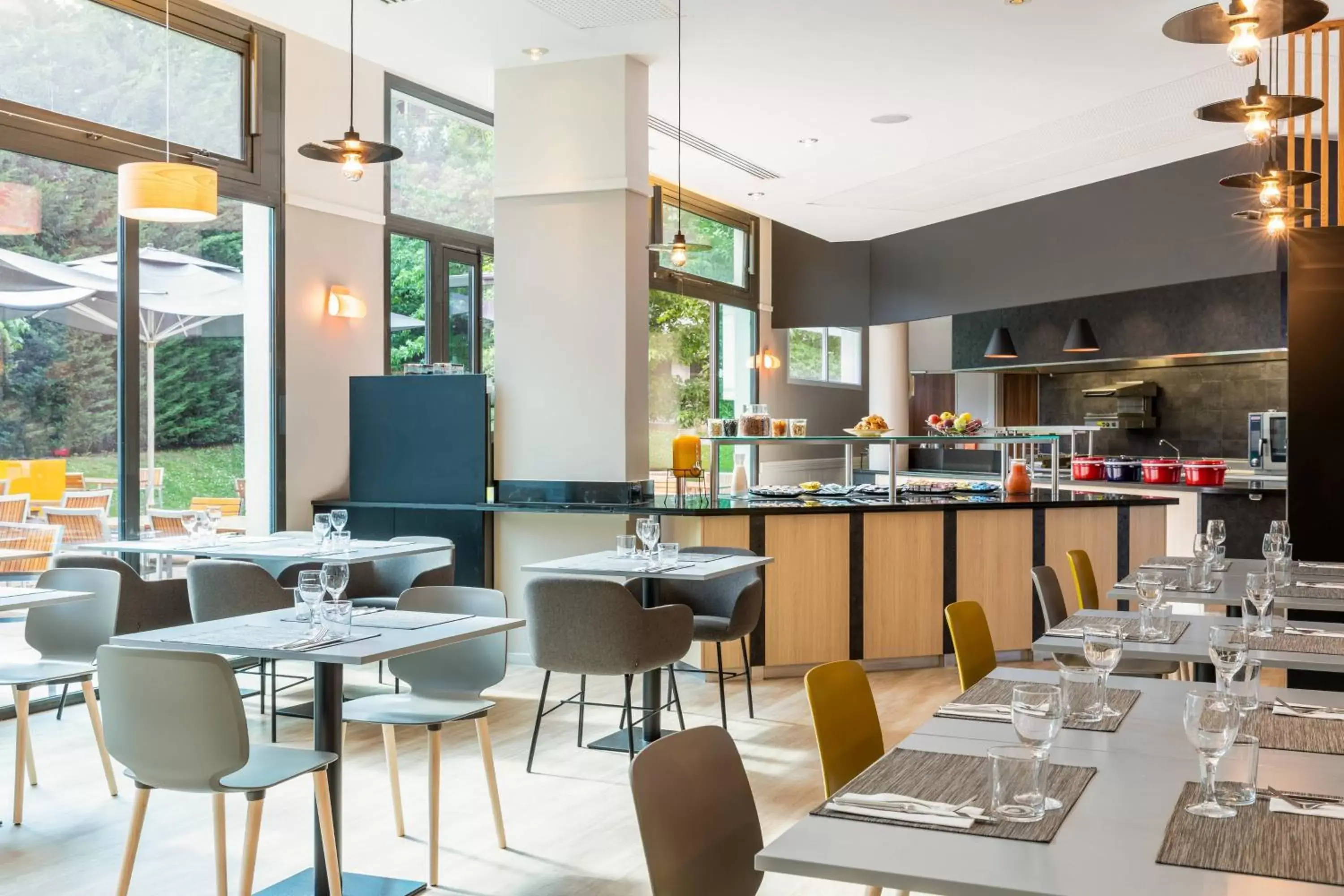 Kitchen or kitchenette, Restaurant/Places to Eat in Courtyard by Marriott Paris Saint Denis