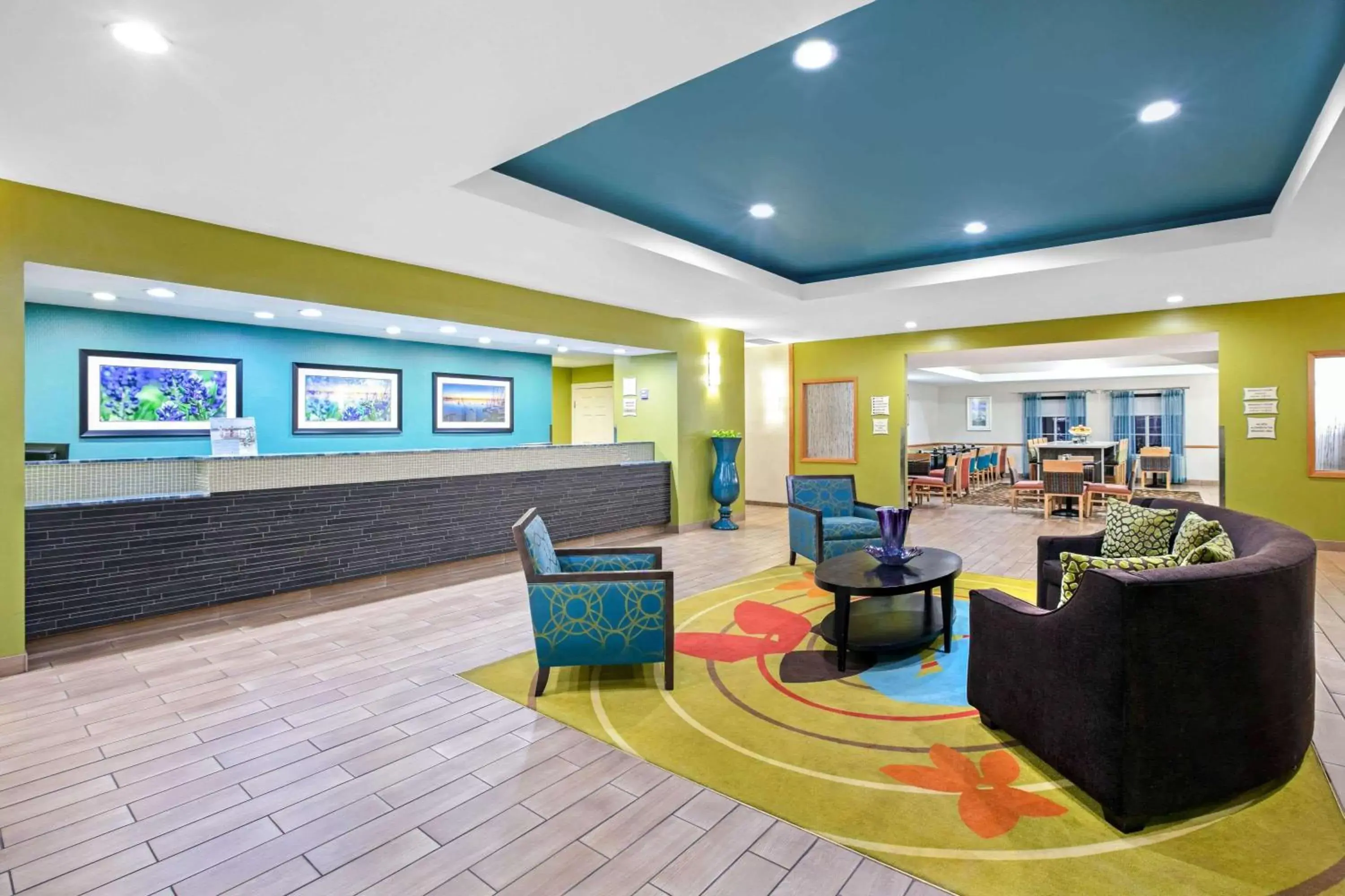 Restaurant/places to eat, Lobby/Reception in La Quinta Inn and Suites by Wyndham Paris