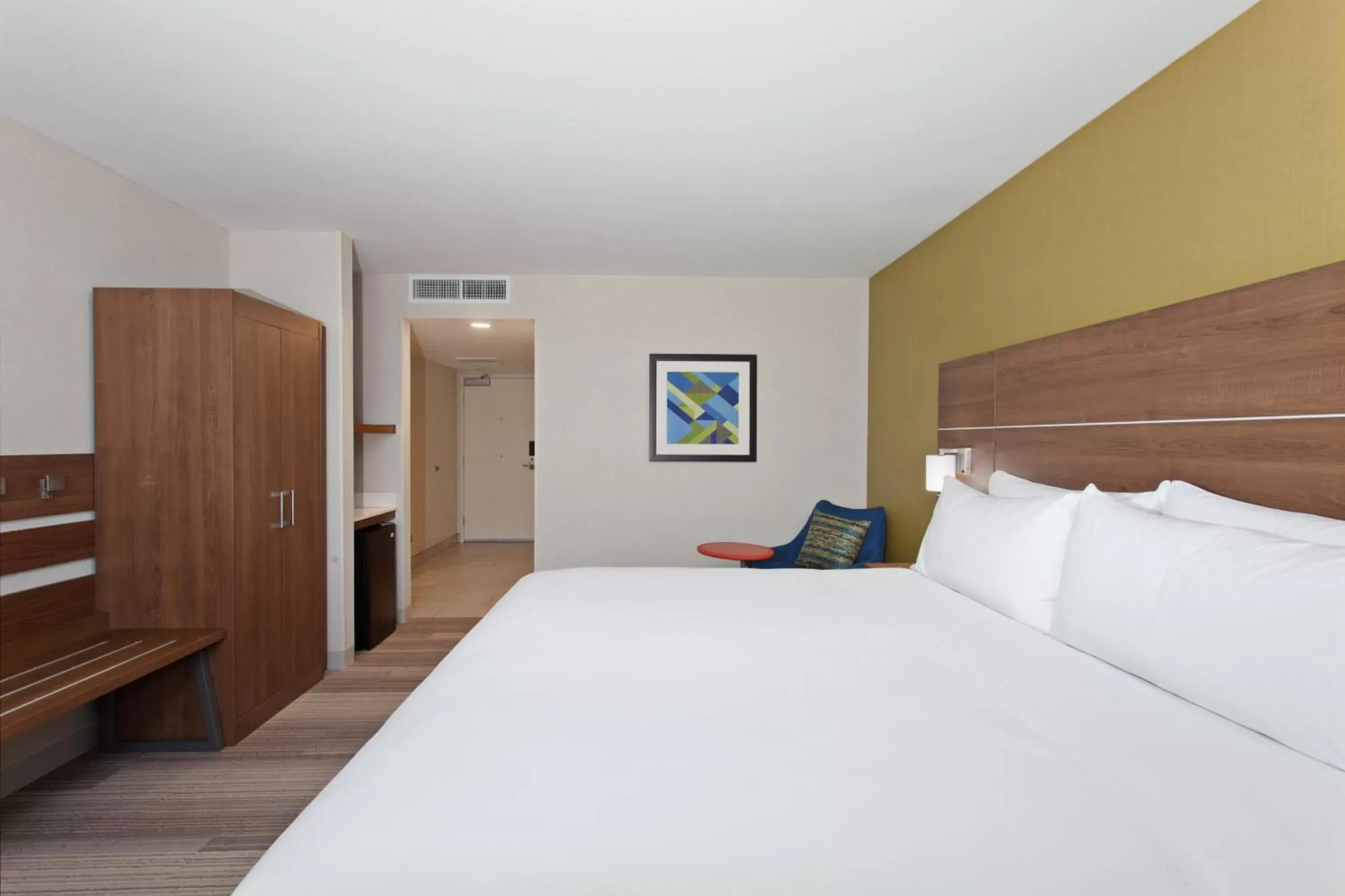 Bed in Holiday Inn Express Hotel & Suites Pasadena-Colorado Boulevard, an IHG Hotel