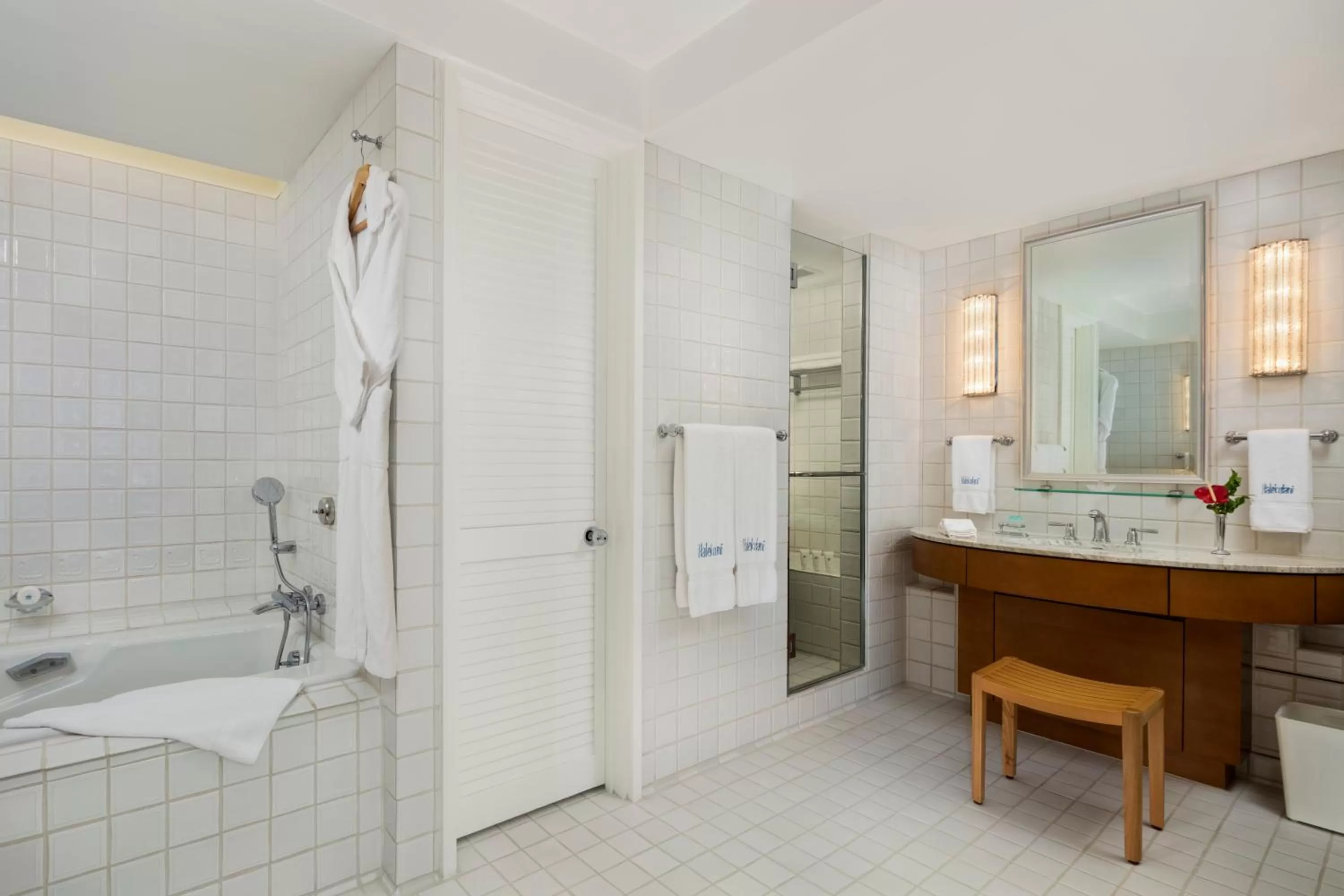 Shower in Halekulani - NO RESORT FEE