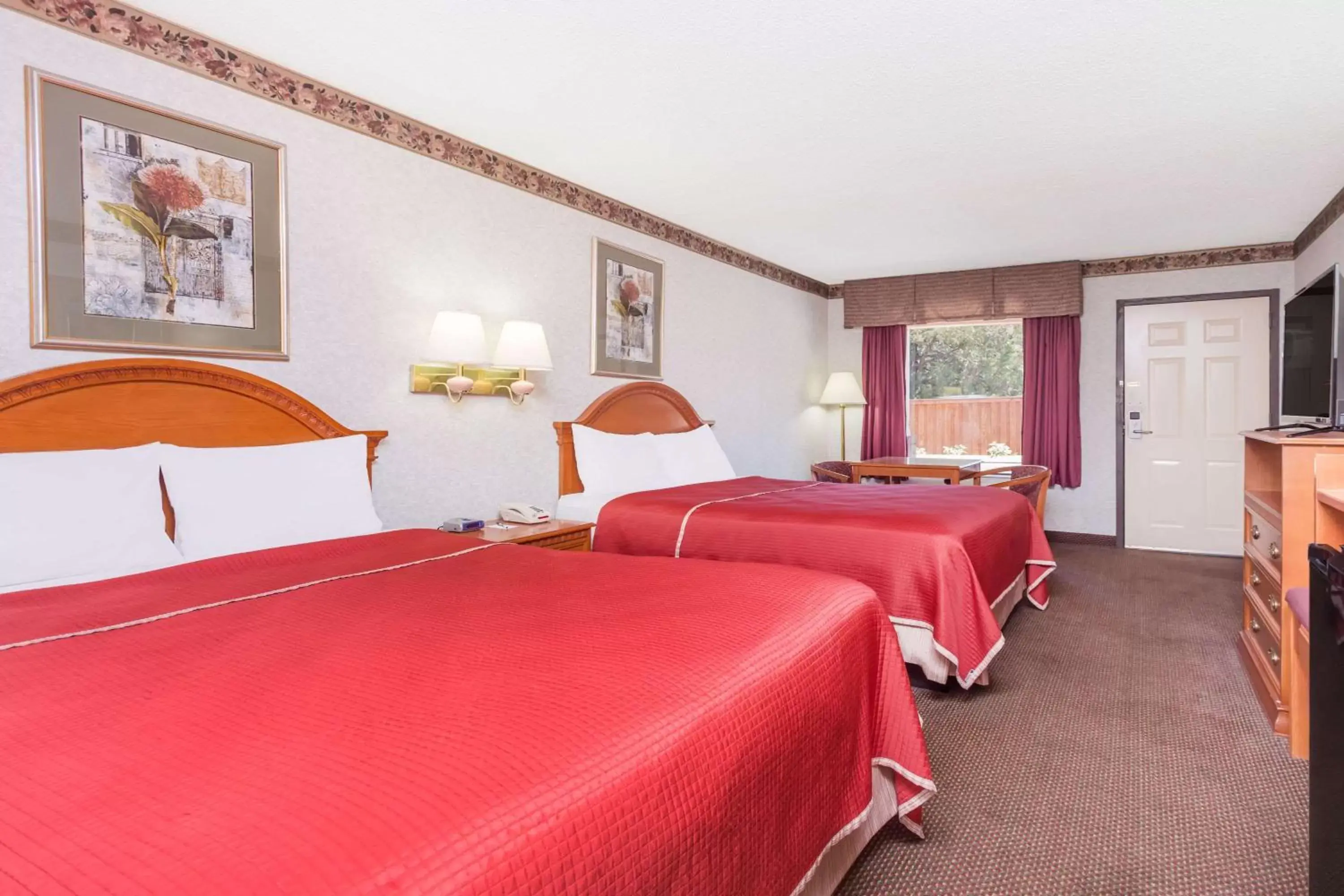 Queen Room with Two Queen Beds - Smoking in Travelodge by Wyndham Chattanooga/Hamilton Place