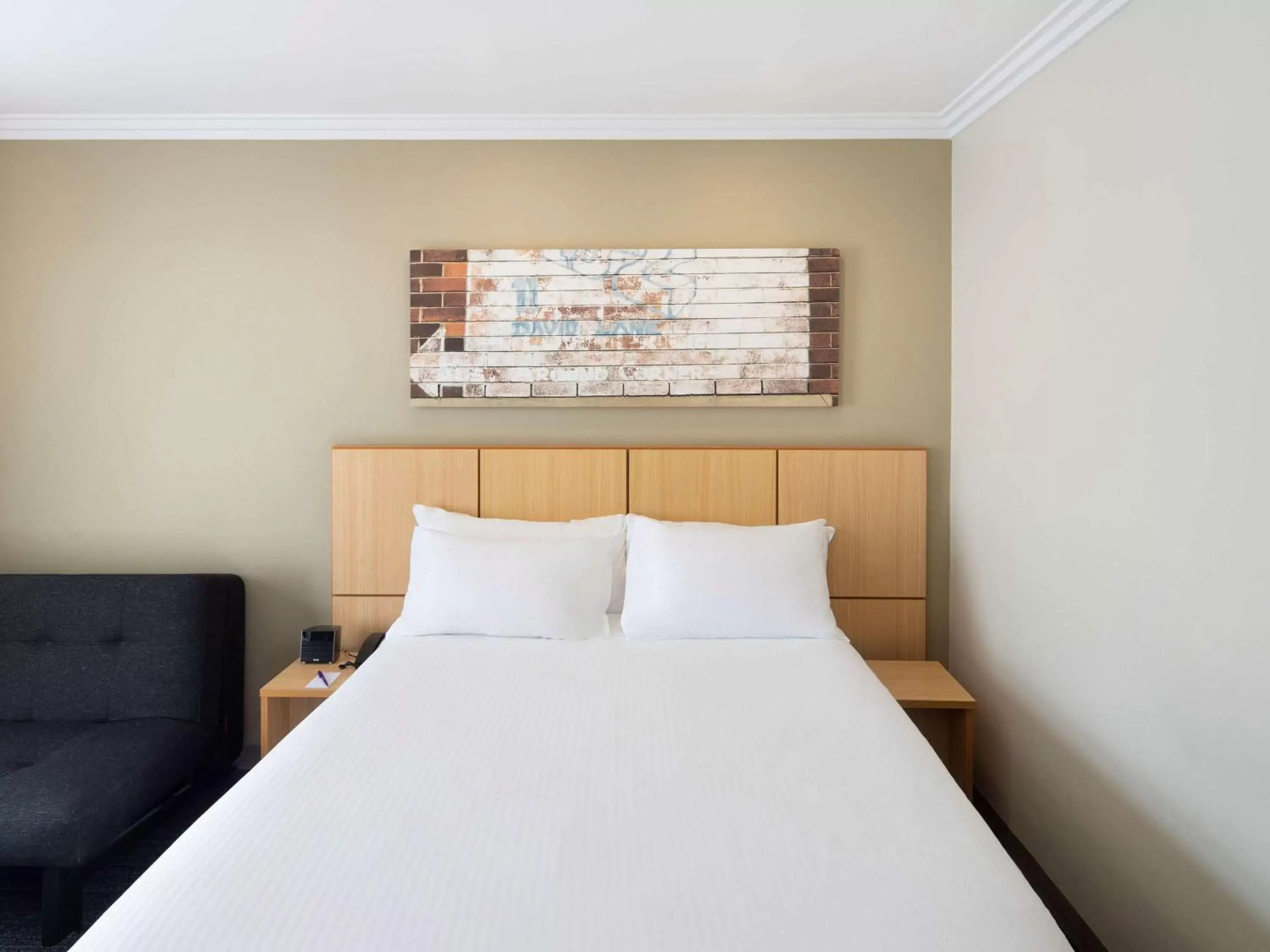 Bedroom, Bed in Mercure Sydney Blacktown